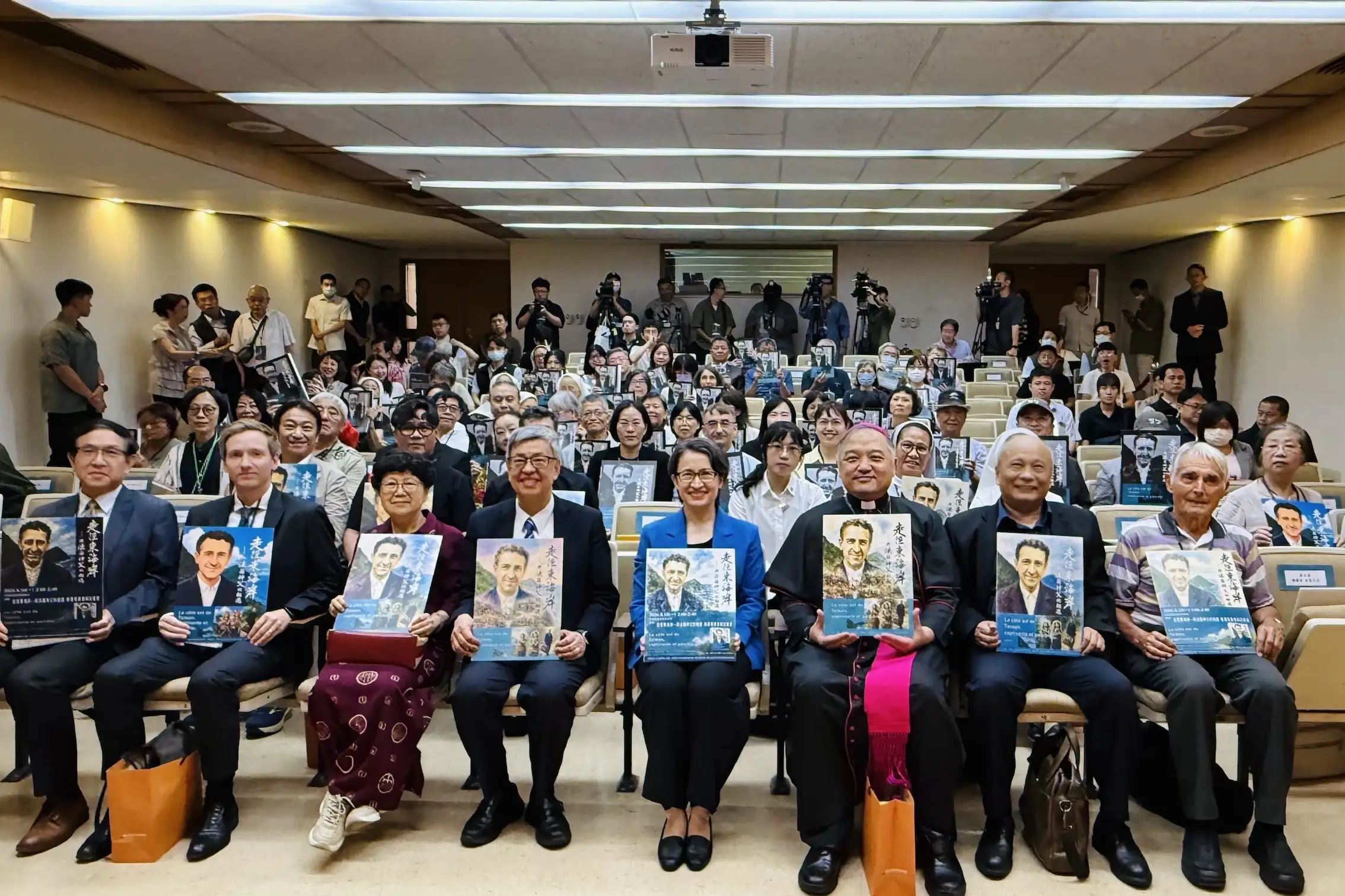 副總統蕭美琴（中）與劉神父在花蓮結緣多年，深知其對弱勢群體的付出，這本書展現了跨越國界的愛，也是珍貴的歷史文化與部落生活紀錄。。（圖／國立自然科學博物館提供）