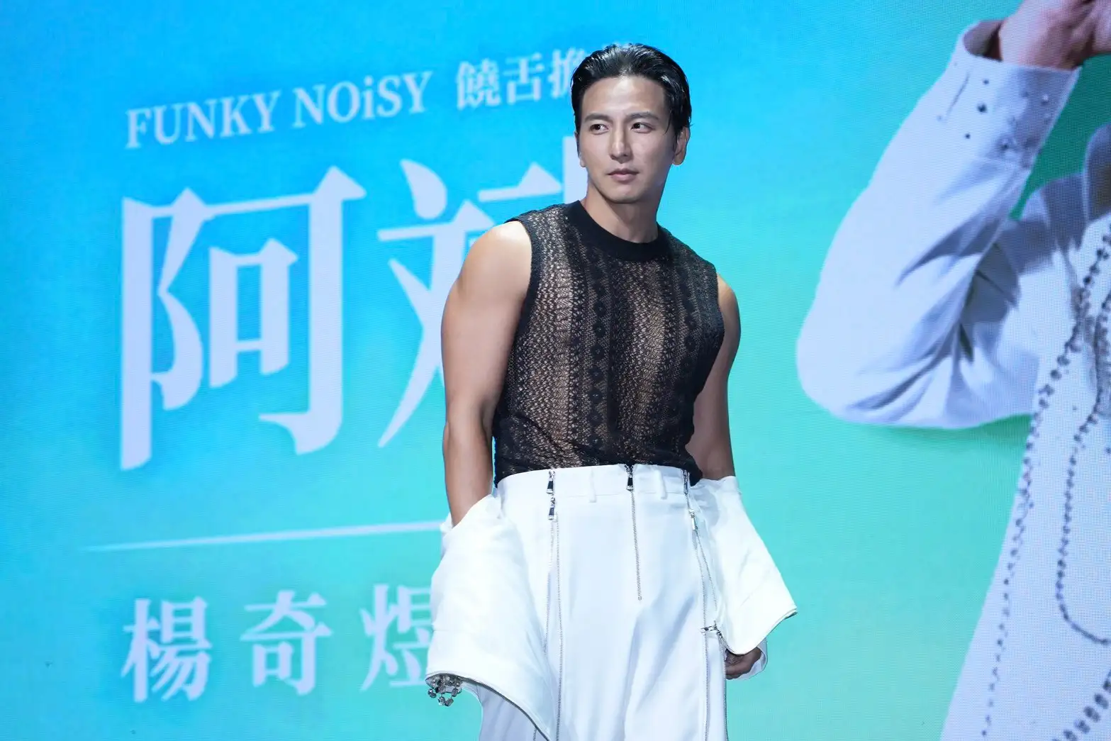 小煜不免俗要曬肌肉。（圖／記者許方正攝）