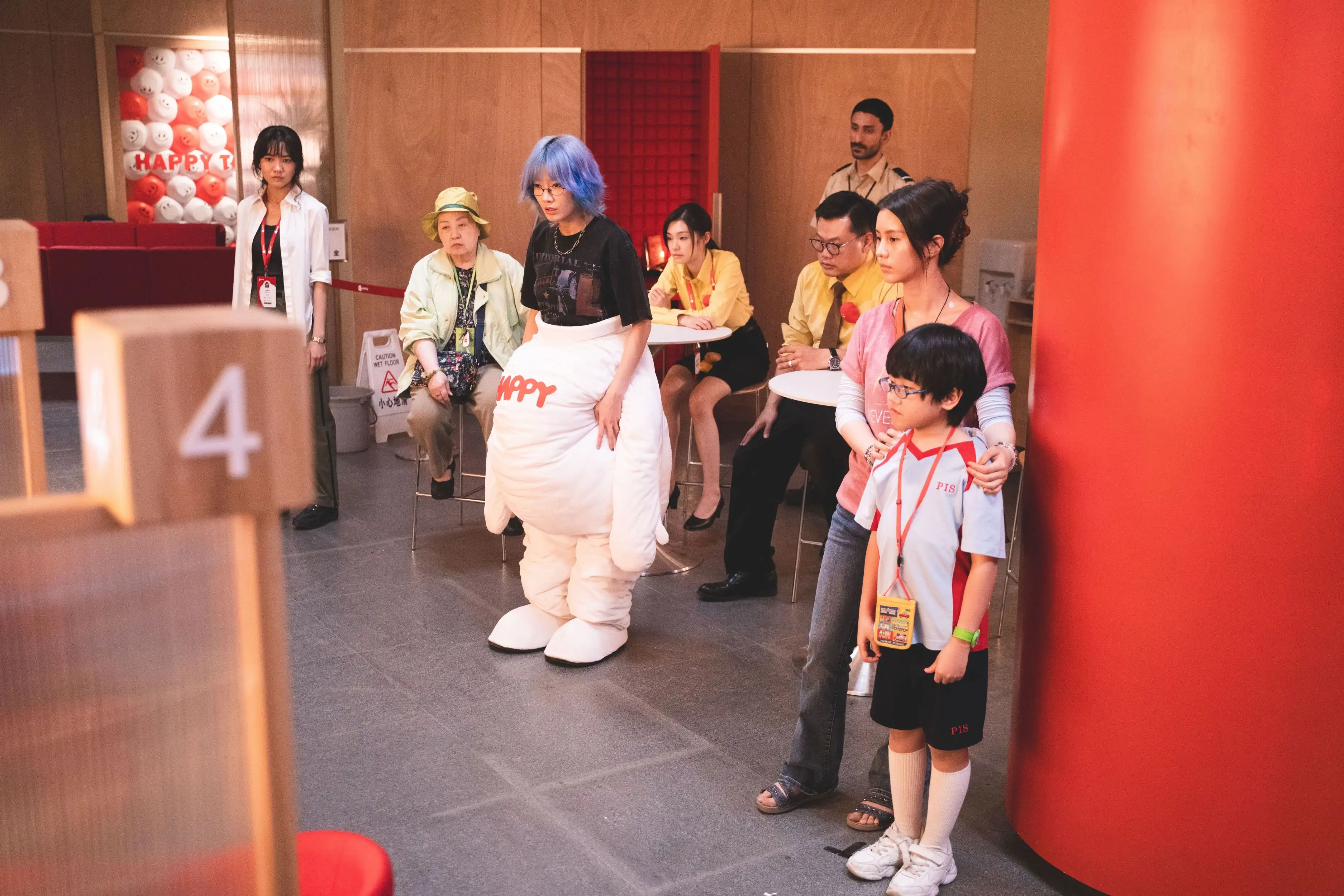 《一個部門的誕生》集合香港多位金獎演員白只、廖子妤、謝天華、鮑起靜等人共同演出。(圖/華映提供)