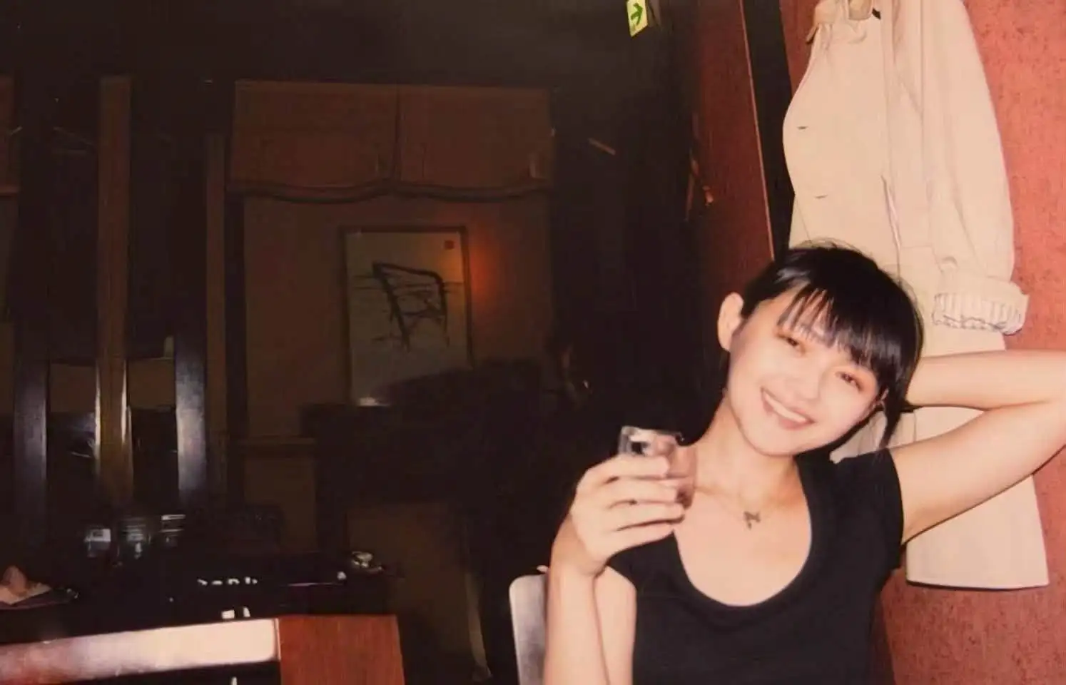 小S在社群平台曬出大S年輕時的嫩照,並發文回憶母女出遊趣事,表達對姊姊的深切懷念。(圖/翻攝自臉書)
