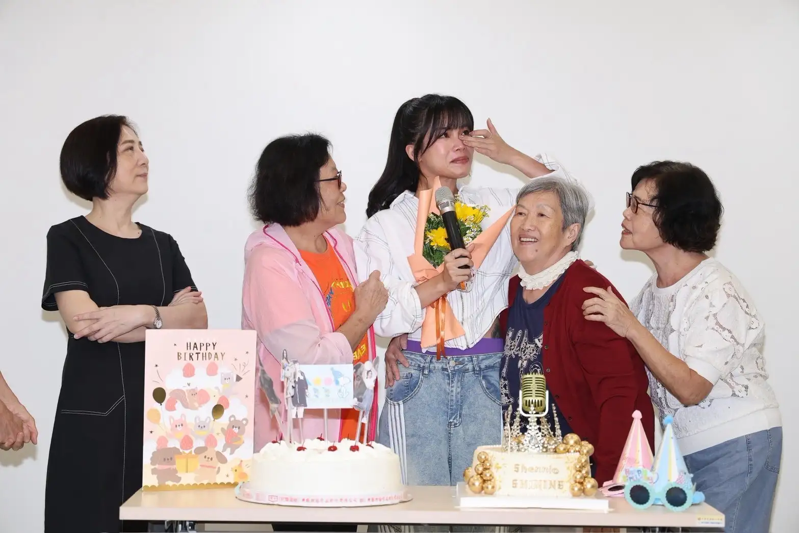 現場長輩驚喜為林芯儀慶生,讓她感動落淚。(圖/娛樂中心)