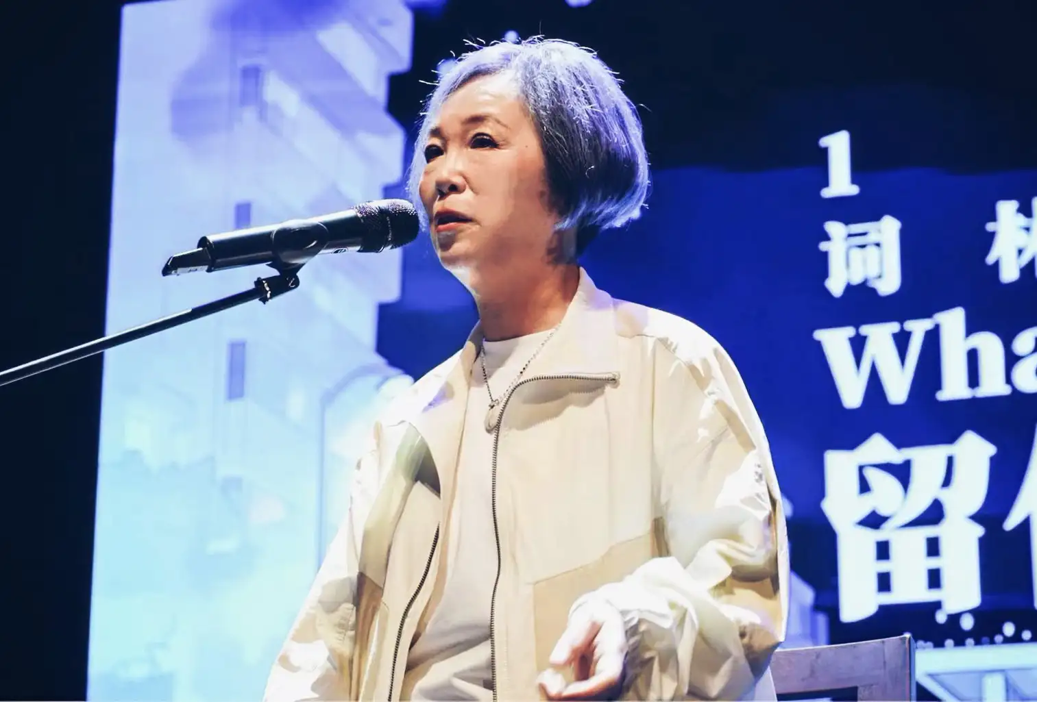 金曲創作人熊美玲於上海舉辦《我還年輕 聊癒音樂會》,現場演唱多首與已故丈夫林秋離共同創作的經典歌曲。(圖/創客音樂工作室提供)