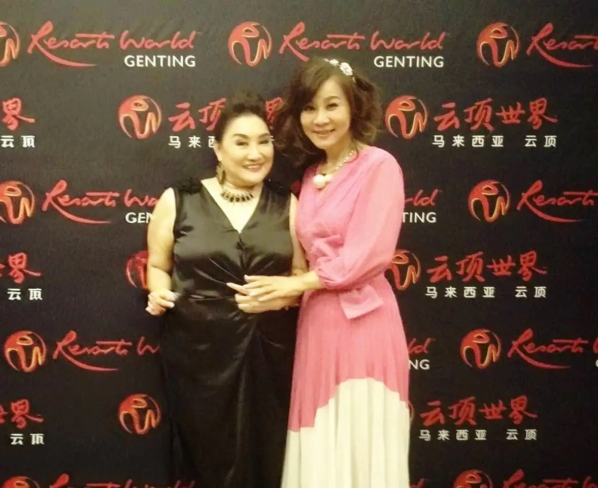 龍千玉說每每在演出後台遇到陳盈潔,對方總是會給她許多中肯的建議。(圖/豪記唱片提供)