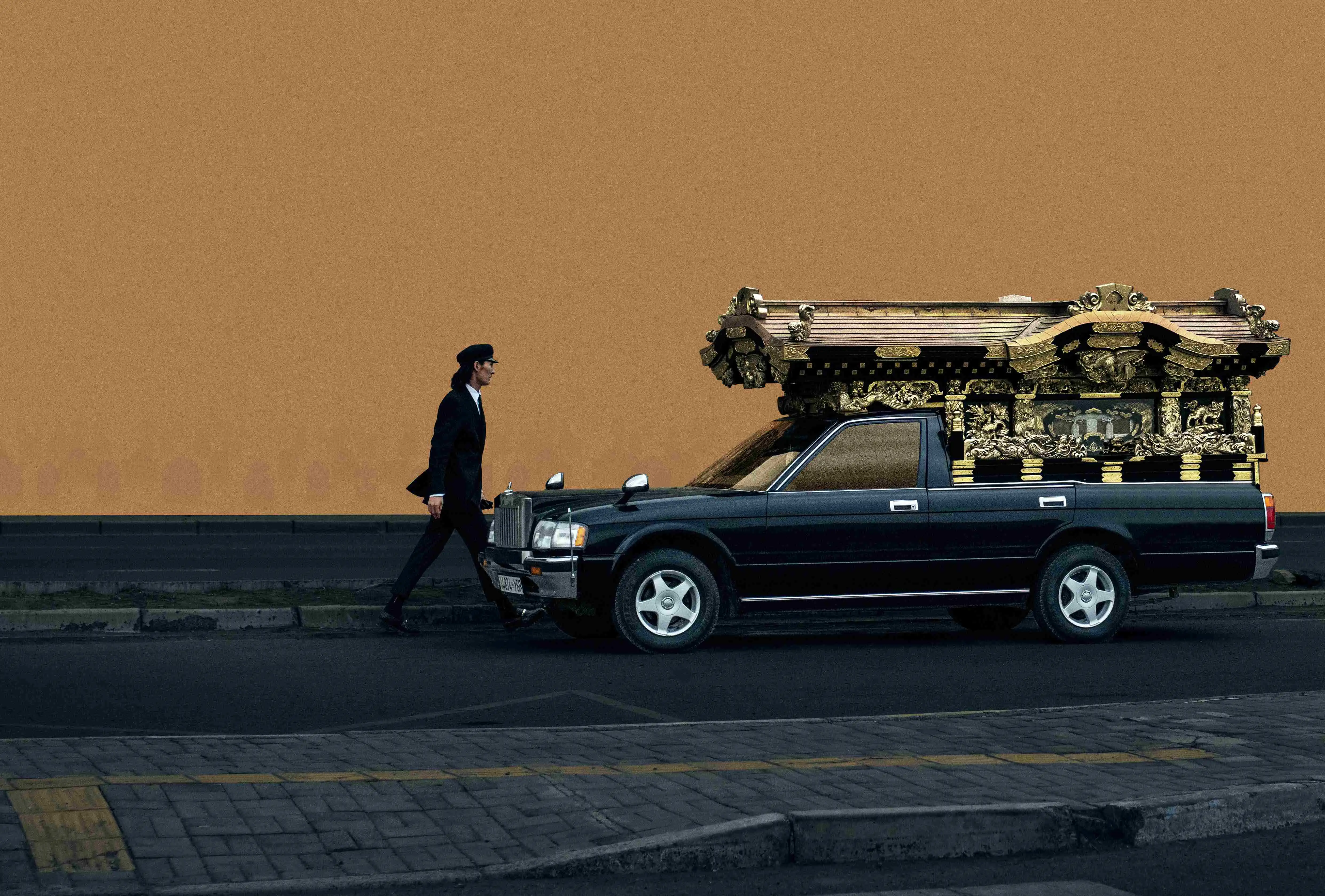 閉幕片《沉默的靈車司機》描述每天在生死邊緣遊走的靈車司機匪夷所思的人生際遇。(圖/海鵬提供)