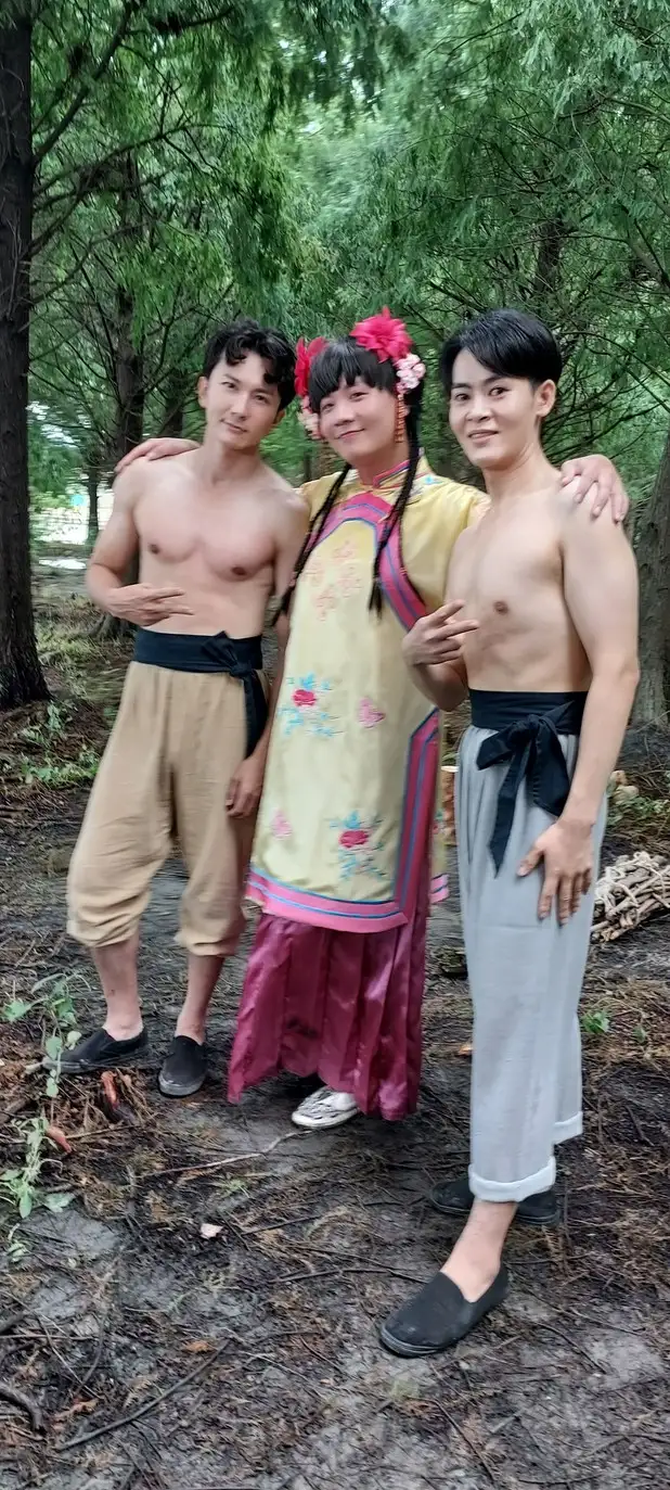 阿翰在《戲說台灣》穿越民初,一張開就看到裸上身的李威鴻(左)、陳星(右)。(圖/三立提供)