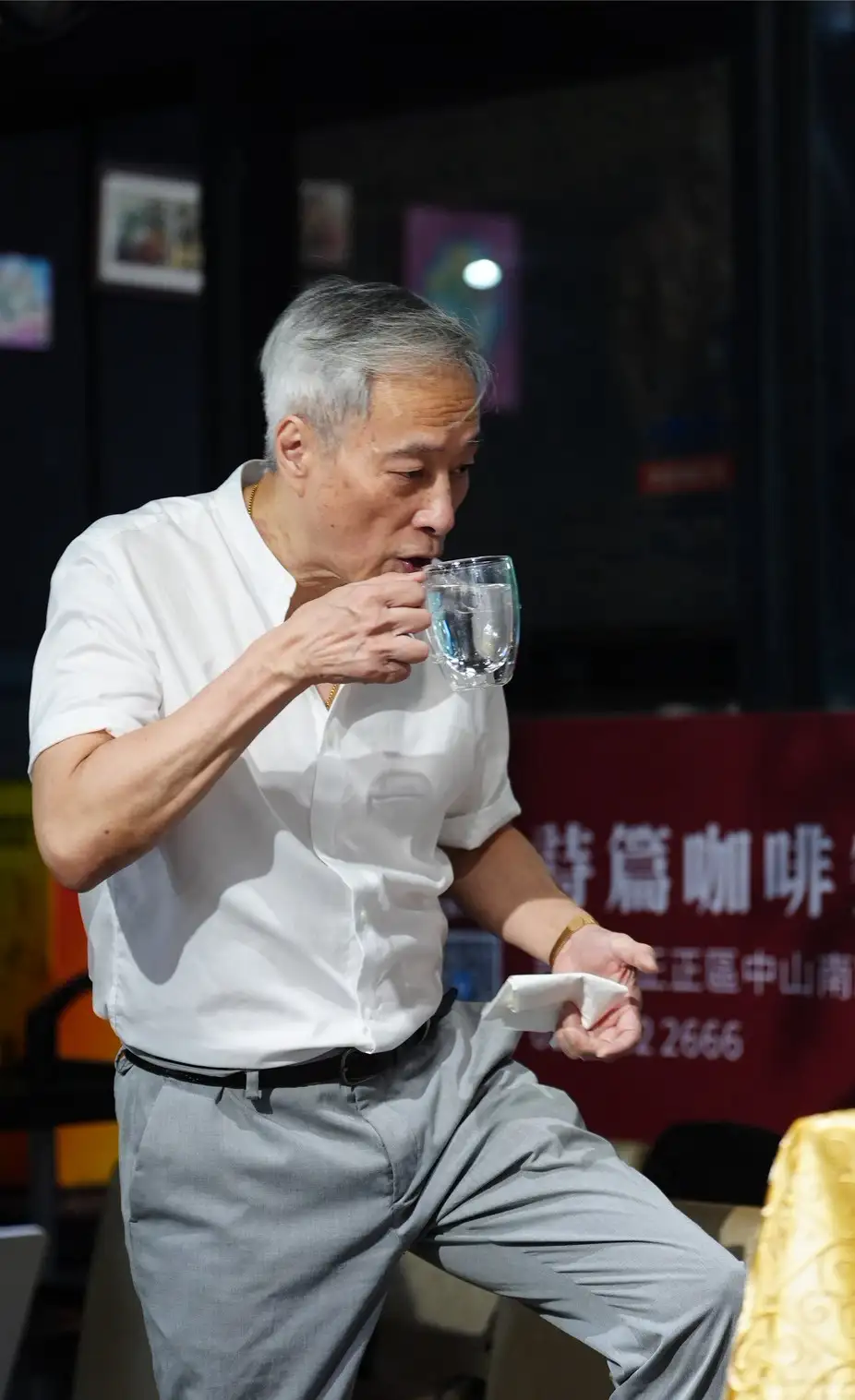 姜厚任喝水走上位子。(圖/記者陳明中攝)