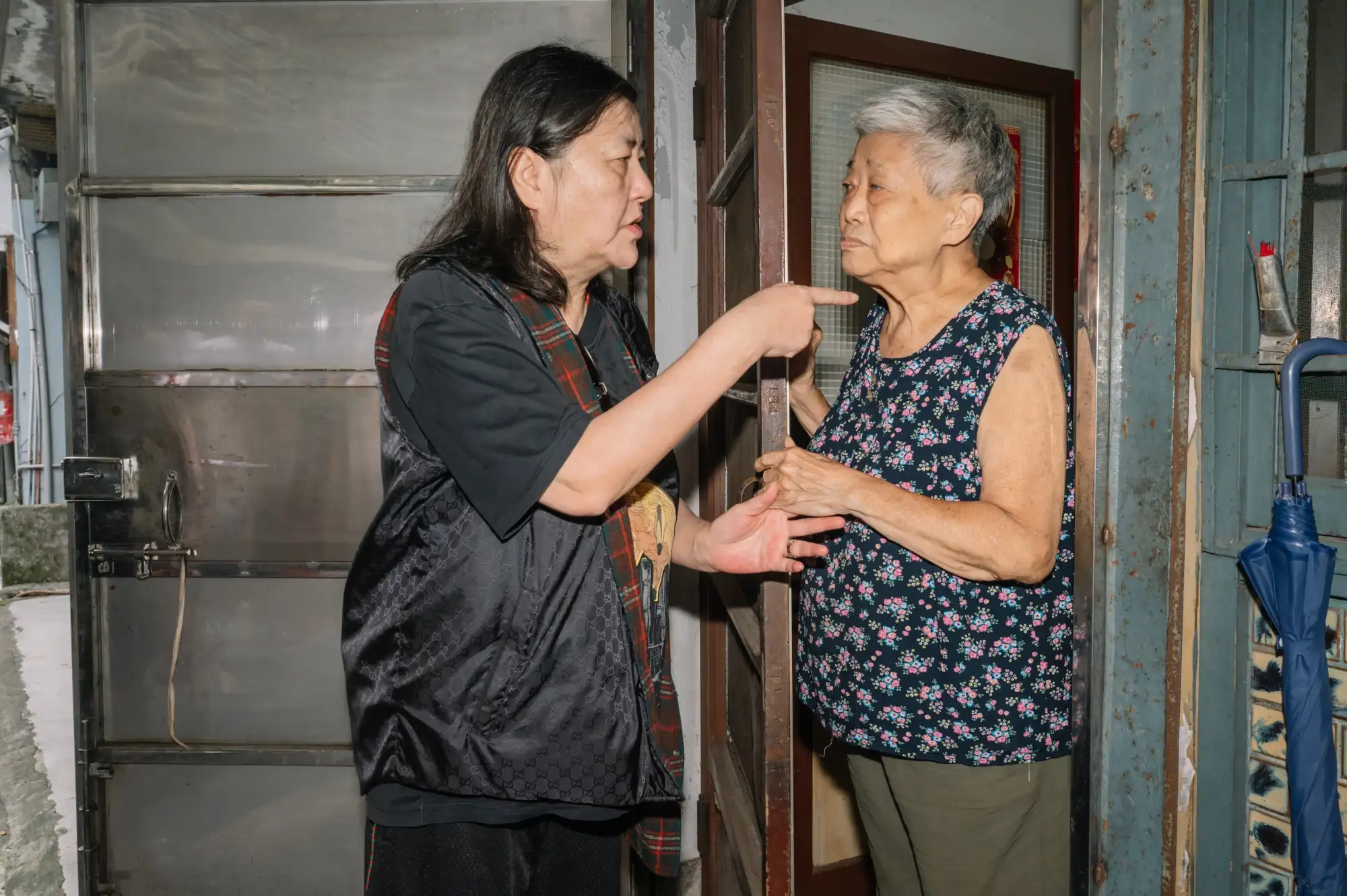 邱瓈寬一路陪著社工關心長輩生活狀況。（圖／老人關懷福利協會提供）