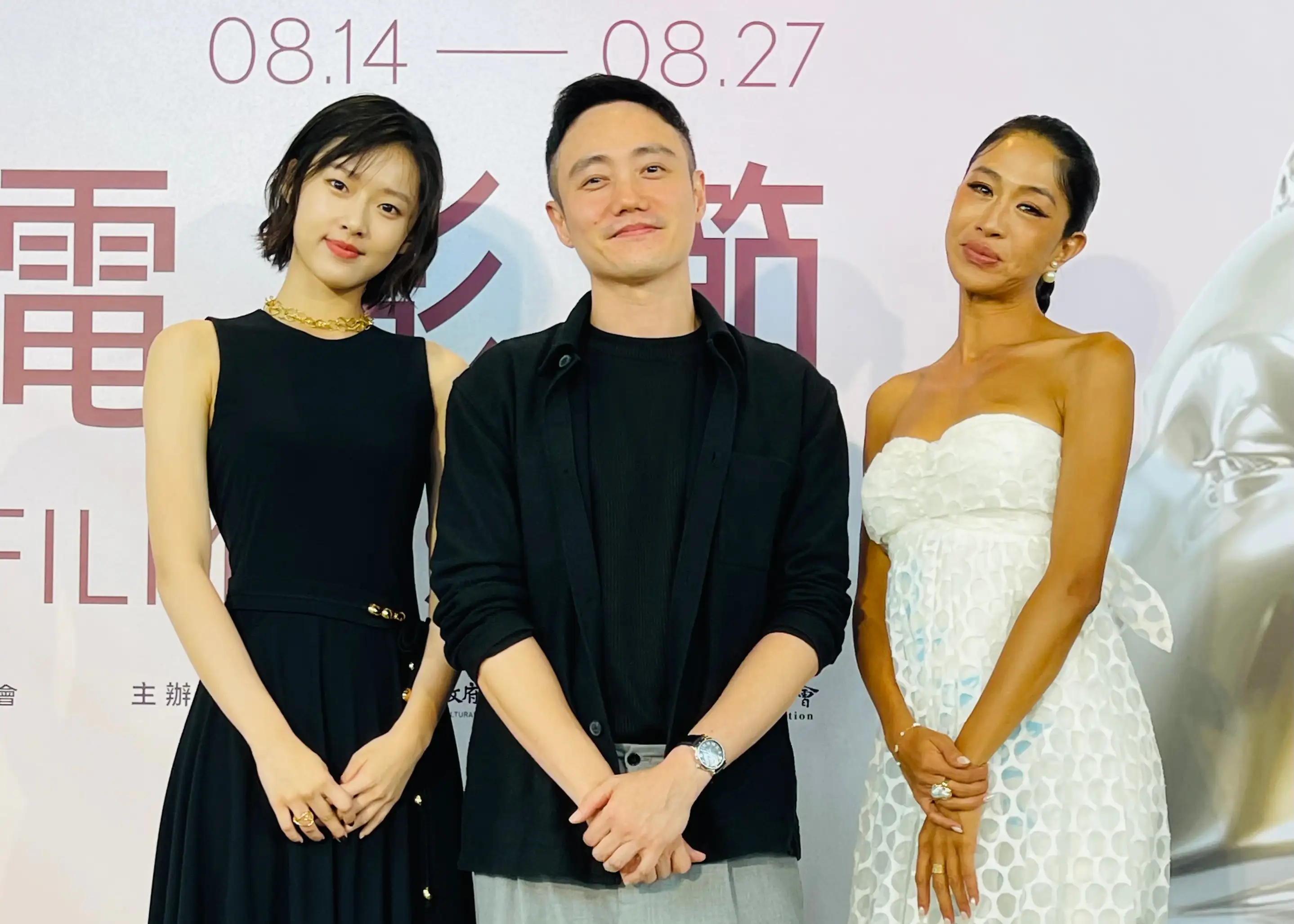 桃影大使何曼希(左起)、紀錄片《太平洋母親》女主角福本幸子、新加坡導演巫俊鋒在開幕式合影。(圖/桃園電影節提供)