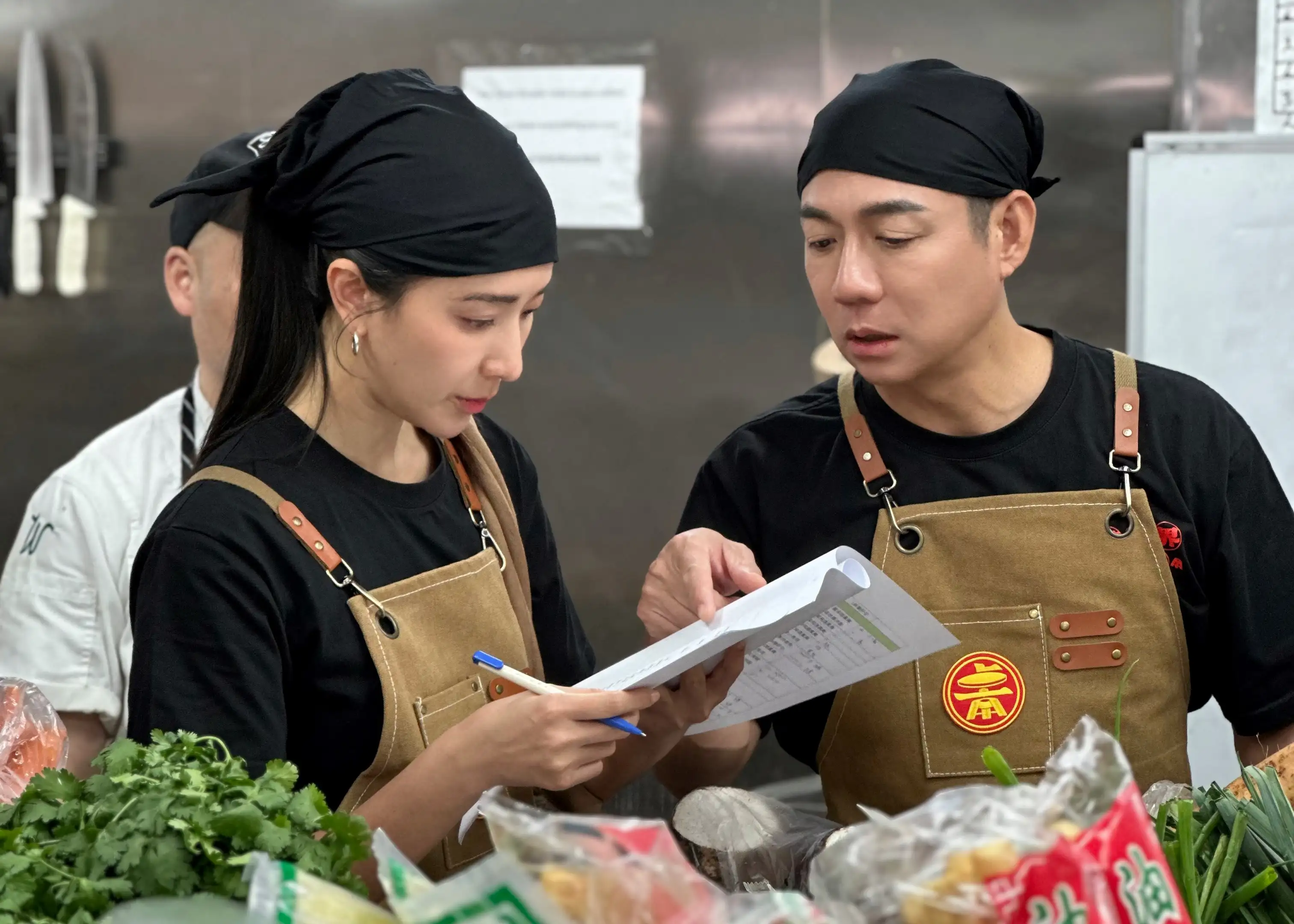 隋棠(左)和陳隨意認真研究菜單。(圖/三立提供)