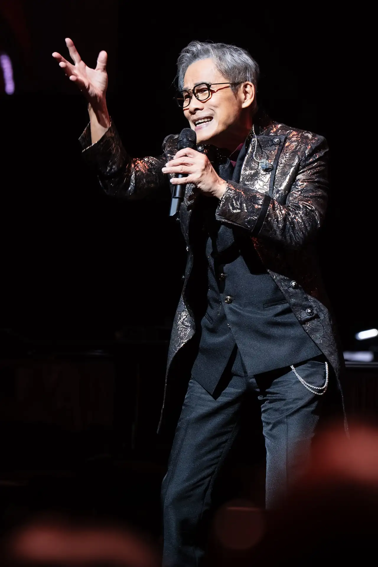 羅大佑說學逗唱,歌迷笑呵呵。(圖/媒體棧、大右音樂、超級圓頂提供)