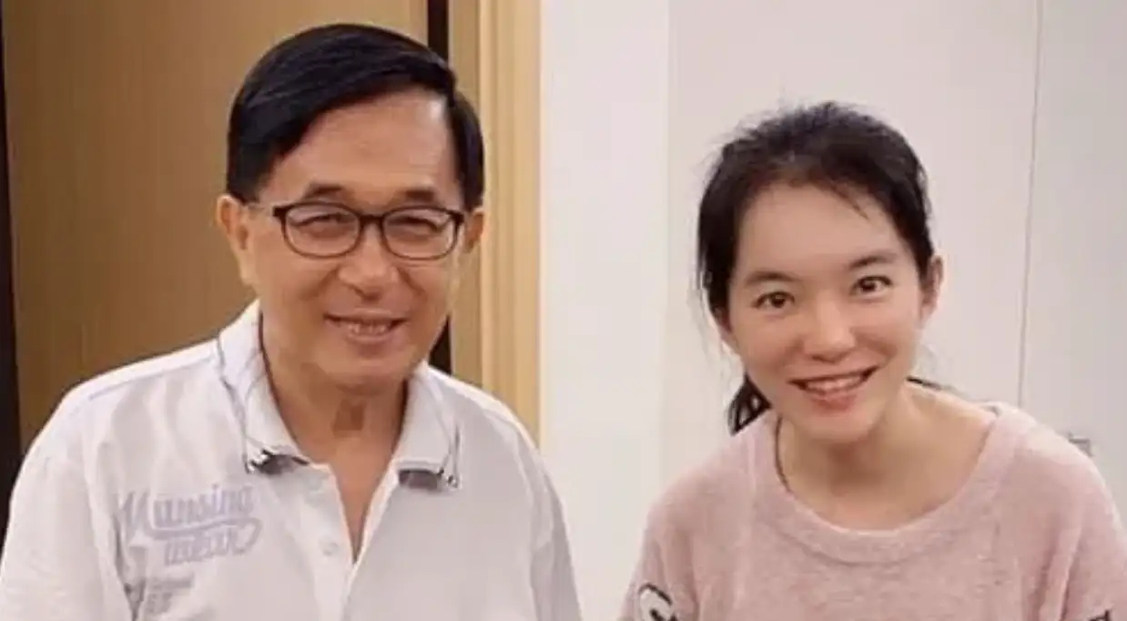 陳幸妤昔「一手抱娃一手寫論文」。(圖/翻攝FB)