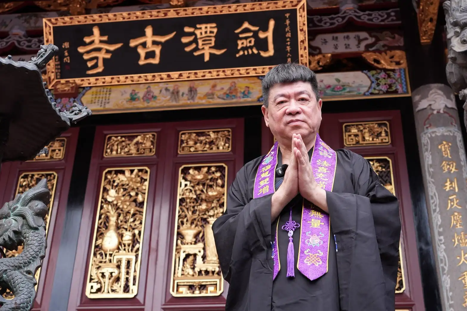 資深經紀人孫德榮出席超薦法會,受訪時自爆遭到網紅蔡阿嘎封鎖,並向對方喊話多做好事。(圖/記者許方正攝)