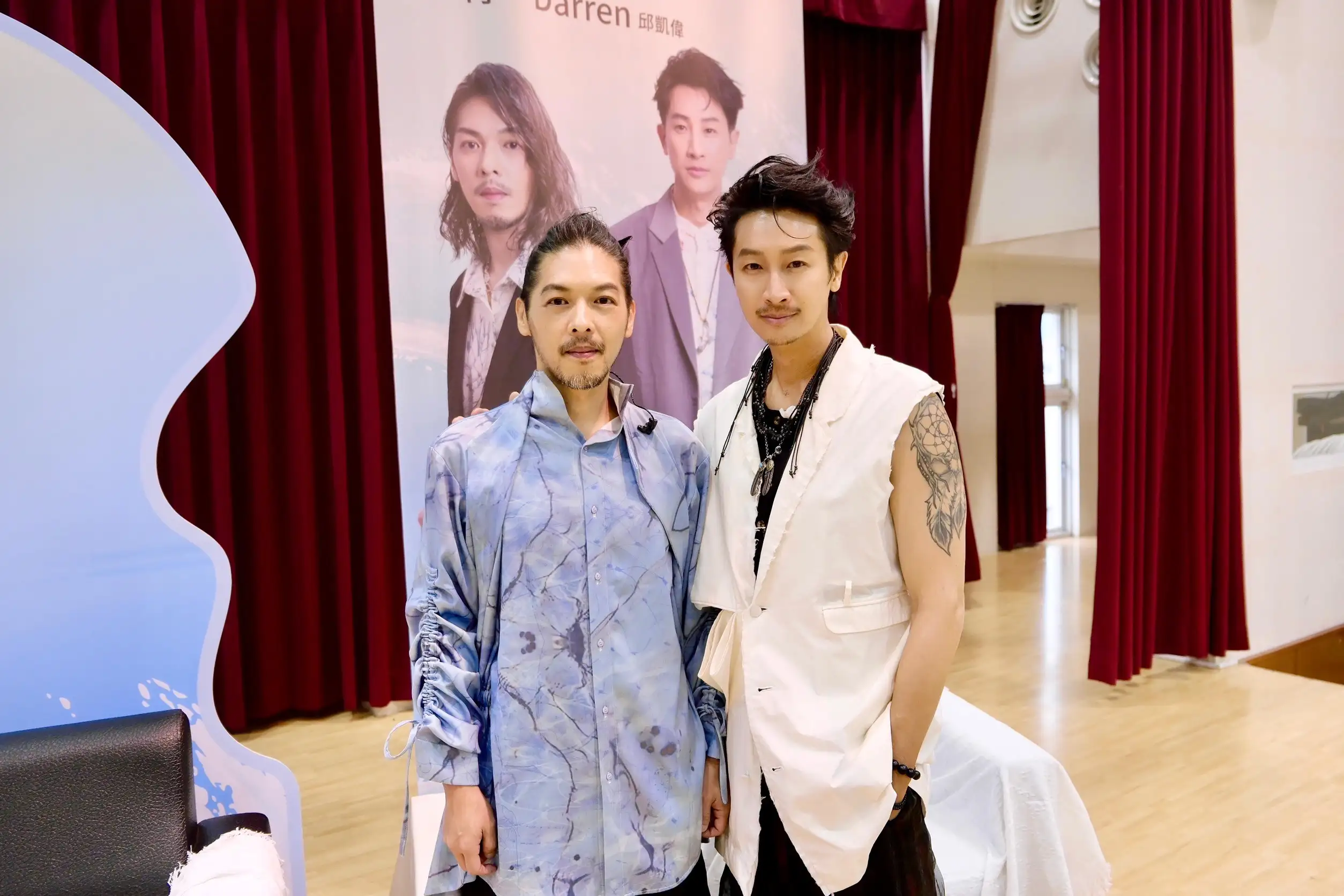 雙人組合浪花兄弟重返屏東舉辦講唱會,Darren(邱凱偉)與常青於現場合唱多首經典作品。(圖/杰威爾提供)