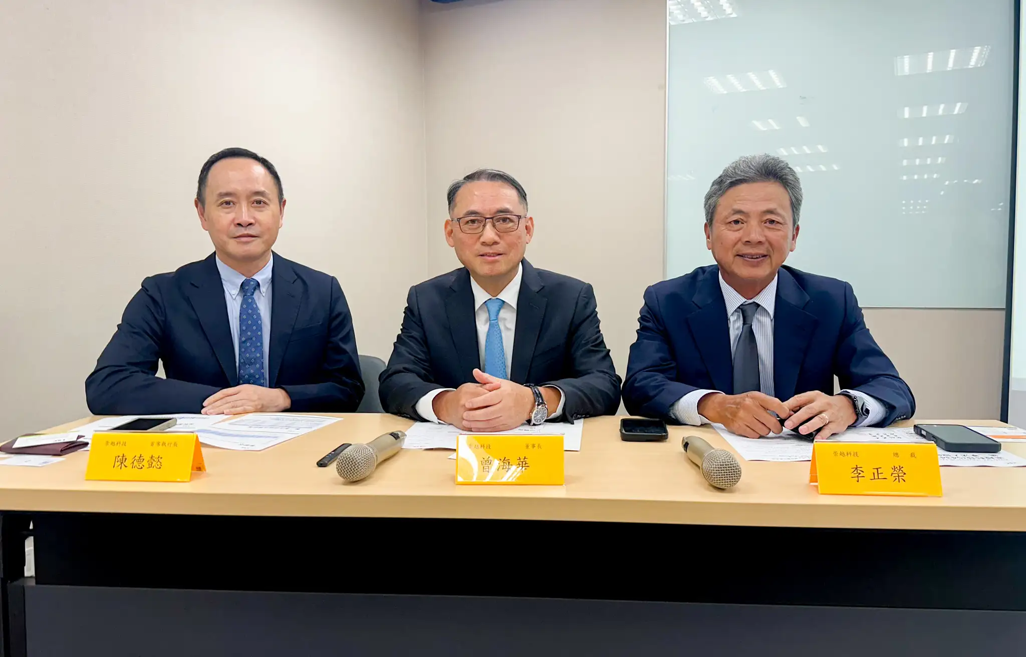 董事長曾海華(中)表示,目前全球AI晶片需求強勁,帶動先進邏輯晶圓廠與記憶體廠維持高檔生產。(圖/崇越科技提供)