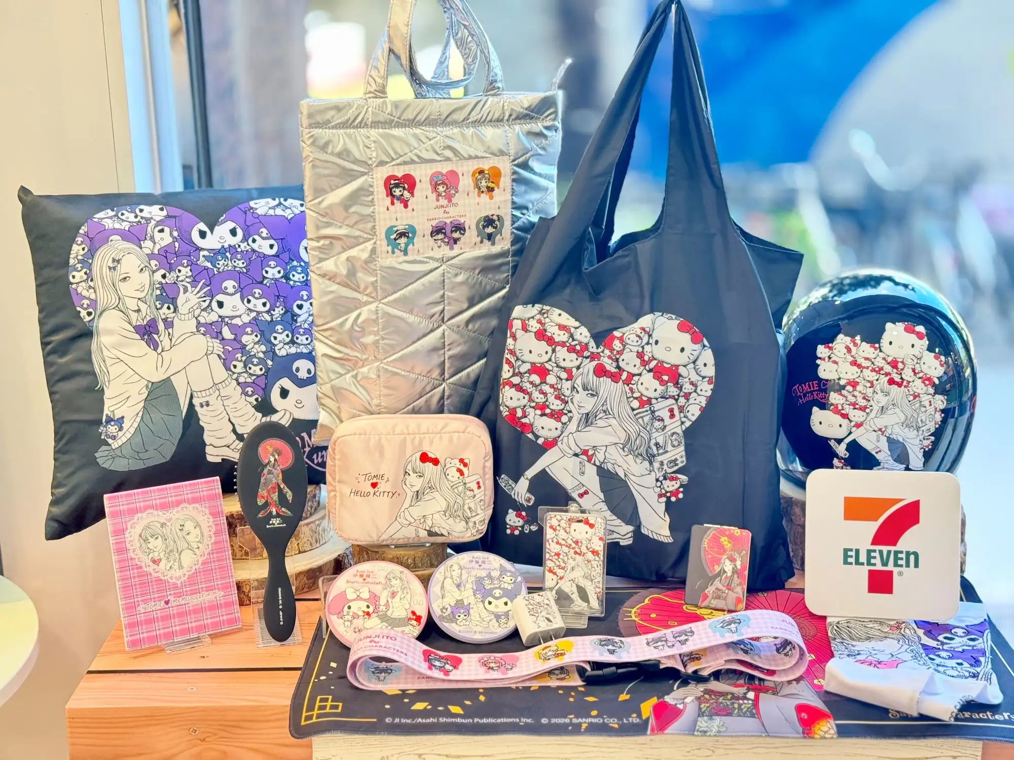 又恐怖又可愛!全店精品集點活動首度推出伊藤潤二x KITTY系列周邊。(圖/7-ELEVEN提供)