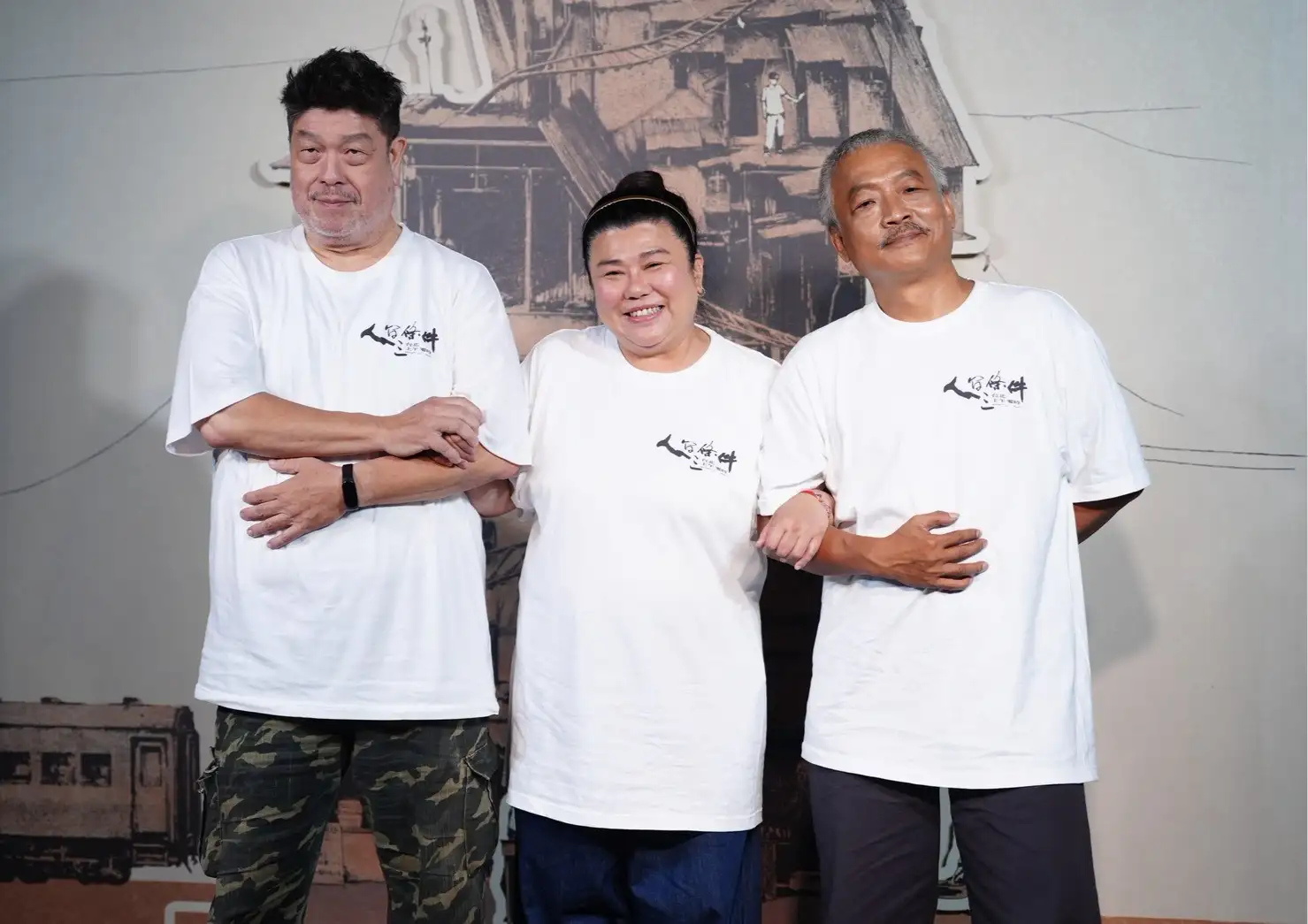 金曲歌王謝銘祐(右)有關注陳幸妤事件,笑說可以跟著她的午餐美食吃。(圖/記者陳明中攝)