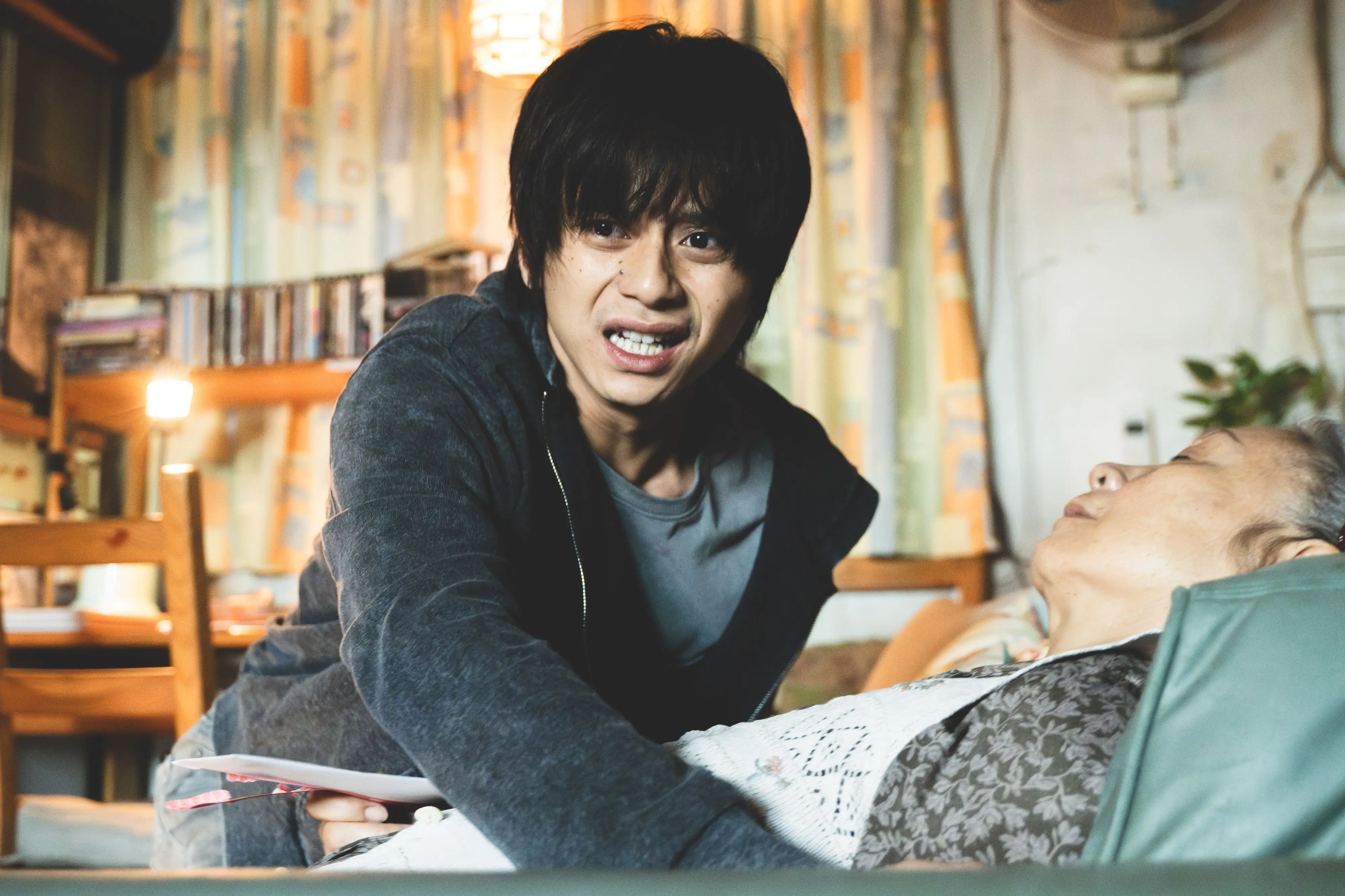 新演員戴玉麒在《一個部片的誕生》扮演被逼到理智斷線,只想要退訂的綁匪。(圖/華映提供)