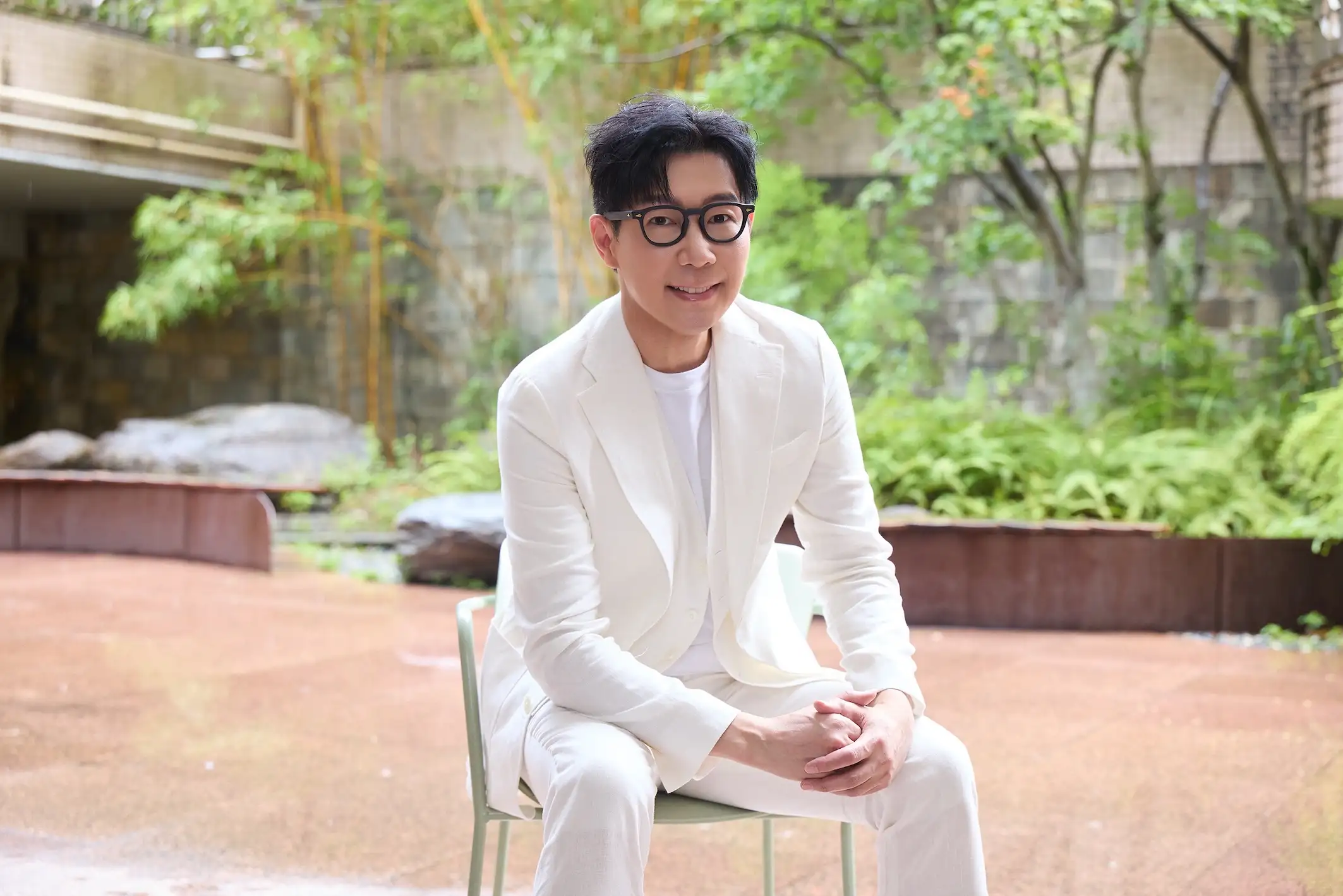 歌手品冠舉辦記者會宣布重返老東家相信音樂,並澄清與光良並無不合,預告明年推出新專輯。(圖/相信音樂提供)
