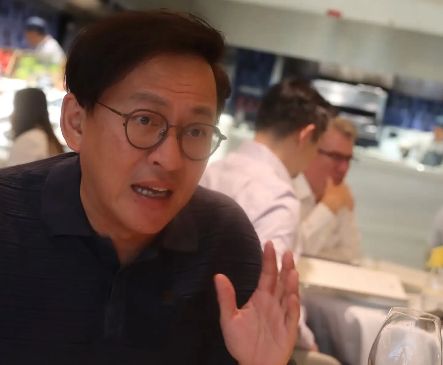 型男主廚詹姆士因公司驗資爭議遭起訴,前合作夥伴出面指控品牌遭整碗端走,詹姆士則透過經紀人發聲澄清。(圖/翻攝自臉書)