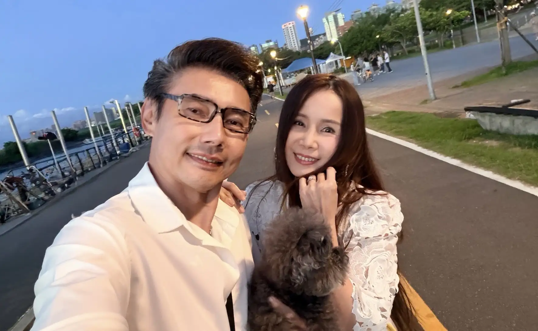 包偉銘(左)與老婆劉依純提前共度七夕。(圖/翰森娛樂提供)
