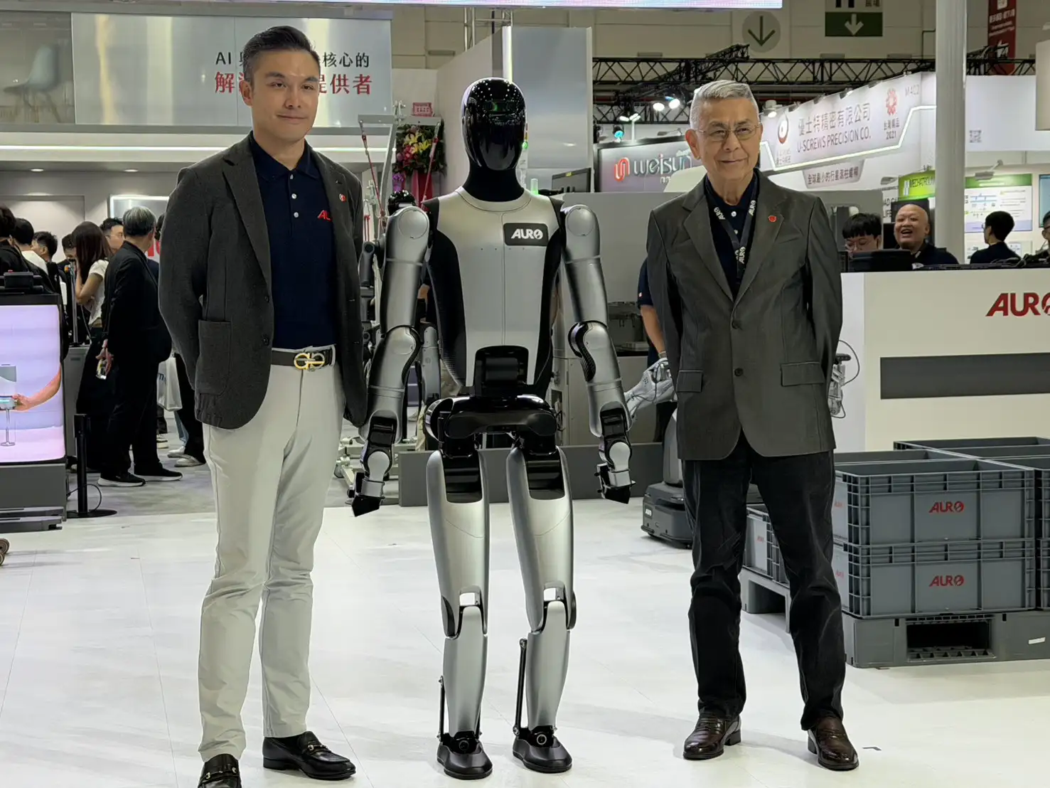 和椿科技由新任董事長張以昇(左)率領現任經營管理團隊,展示機器人應用實力。(圖/蔣欣倫攝)