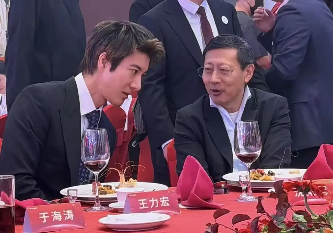 王力宏出席宇樹科技的上市敲鐘儀式,同桌紅杉中國創始合夥人沈南鵬。(圖/西東音樂提供)