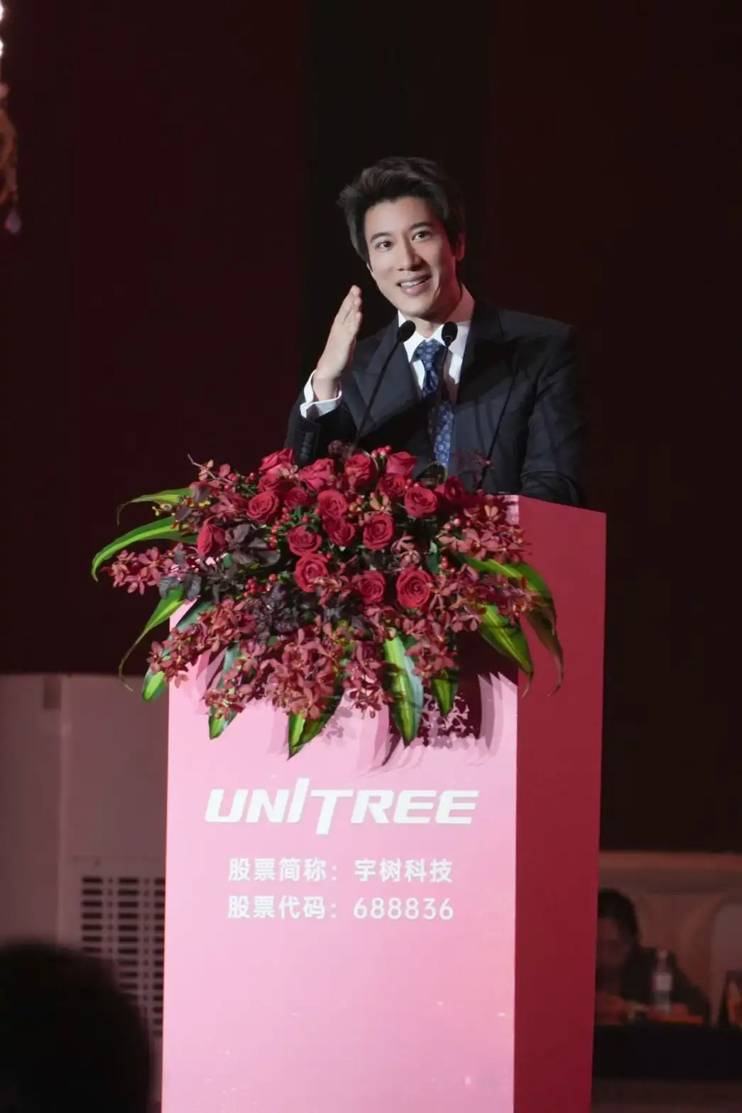 王力宏出席宇樹科技的上市敲鐘儀式,並上台演講。(圖/西東音樂提供)