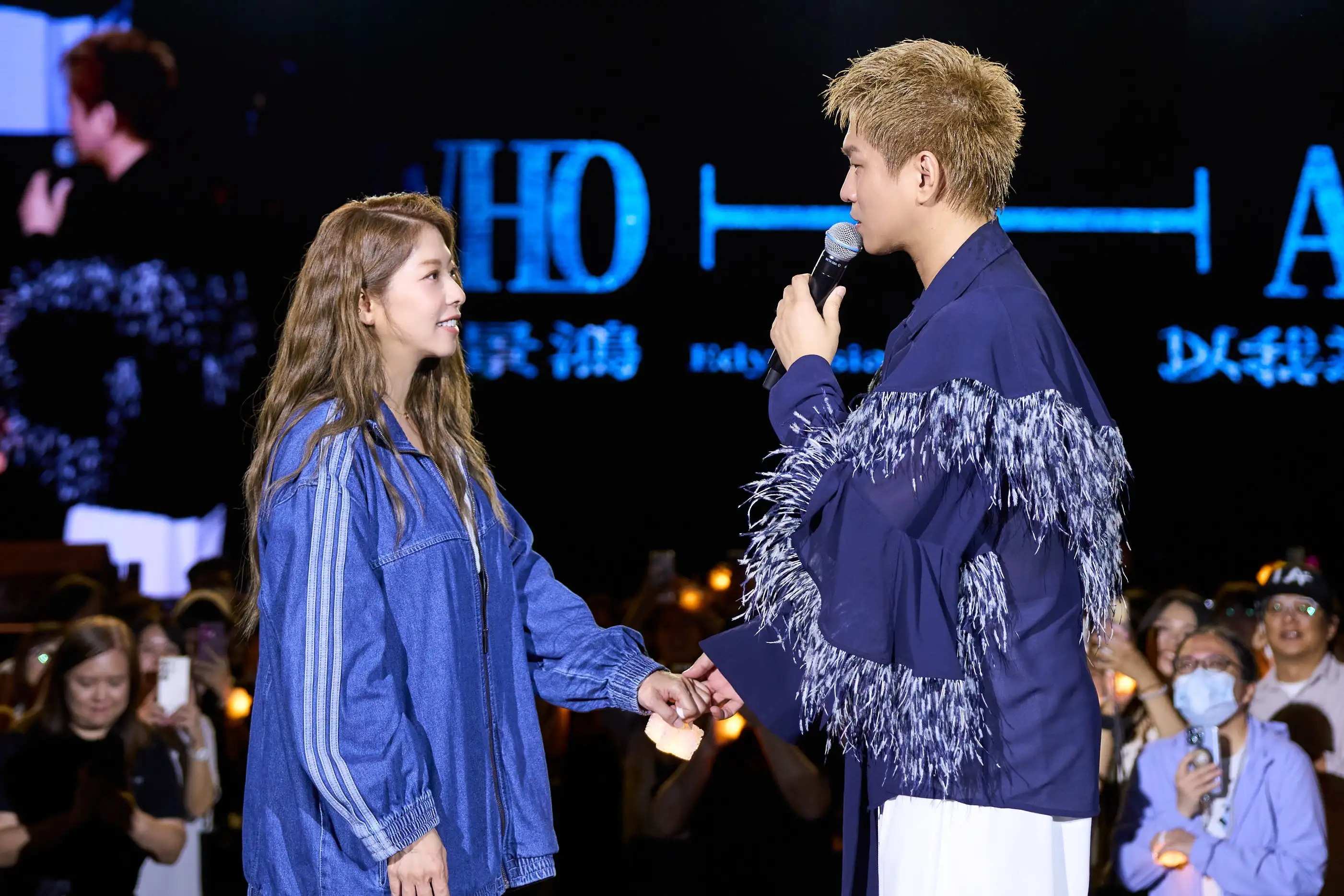 蕭景鴻日前在演唱會上親自將老婆牽上台合舞親吻放閃。(圖/相信音樂提供)