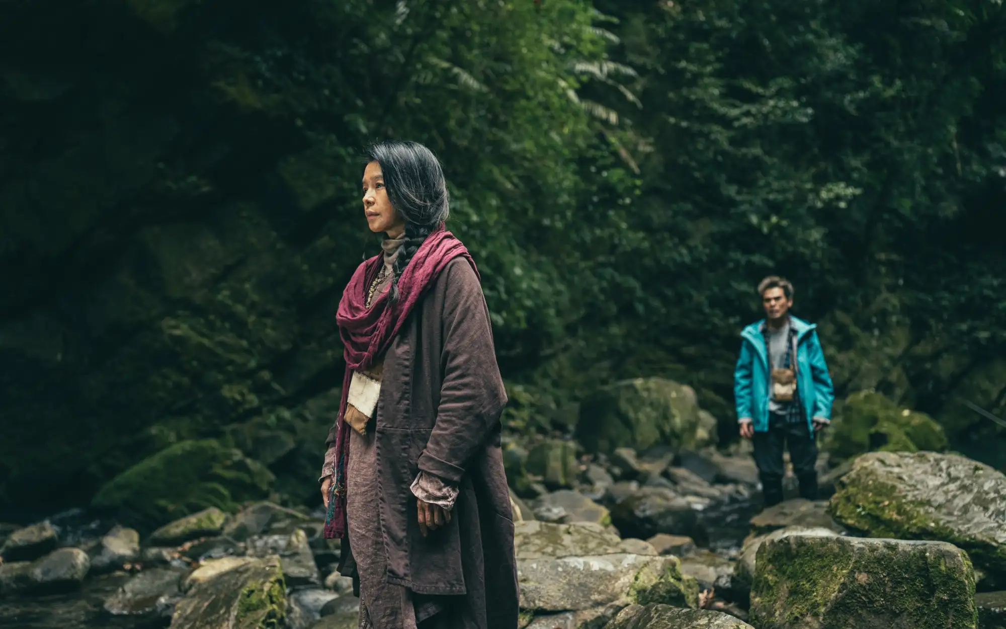 徐若瑄(左)、蘇達過去在《賽德克巴萊》飾演夫妻,如今在《怎麼可能我家的祖先是你家的鬼》變成祖孫。(圖/華映提供)