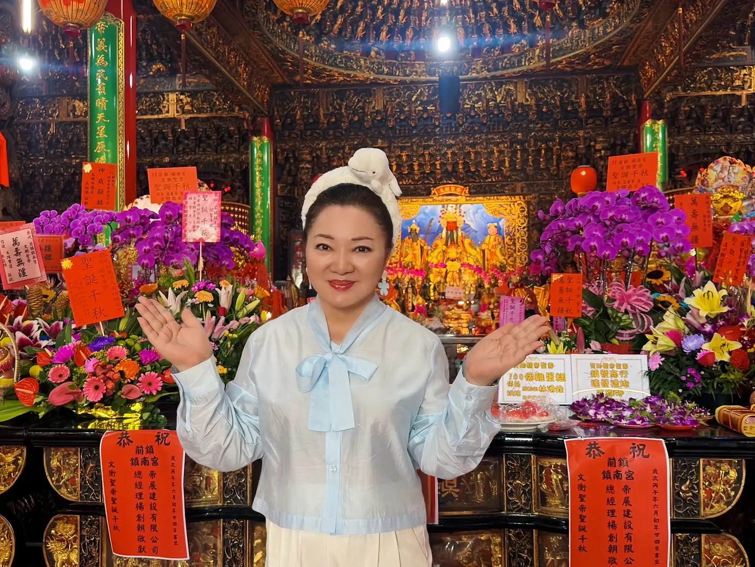 白冰冰首度前往高雄前鎮鎮南宮參拜登台,並公開演唱封存多年的歌曲〈關聖帝君〉。(圖/長興影視提供)