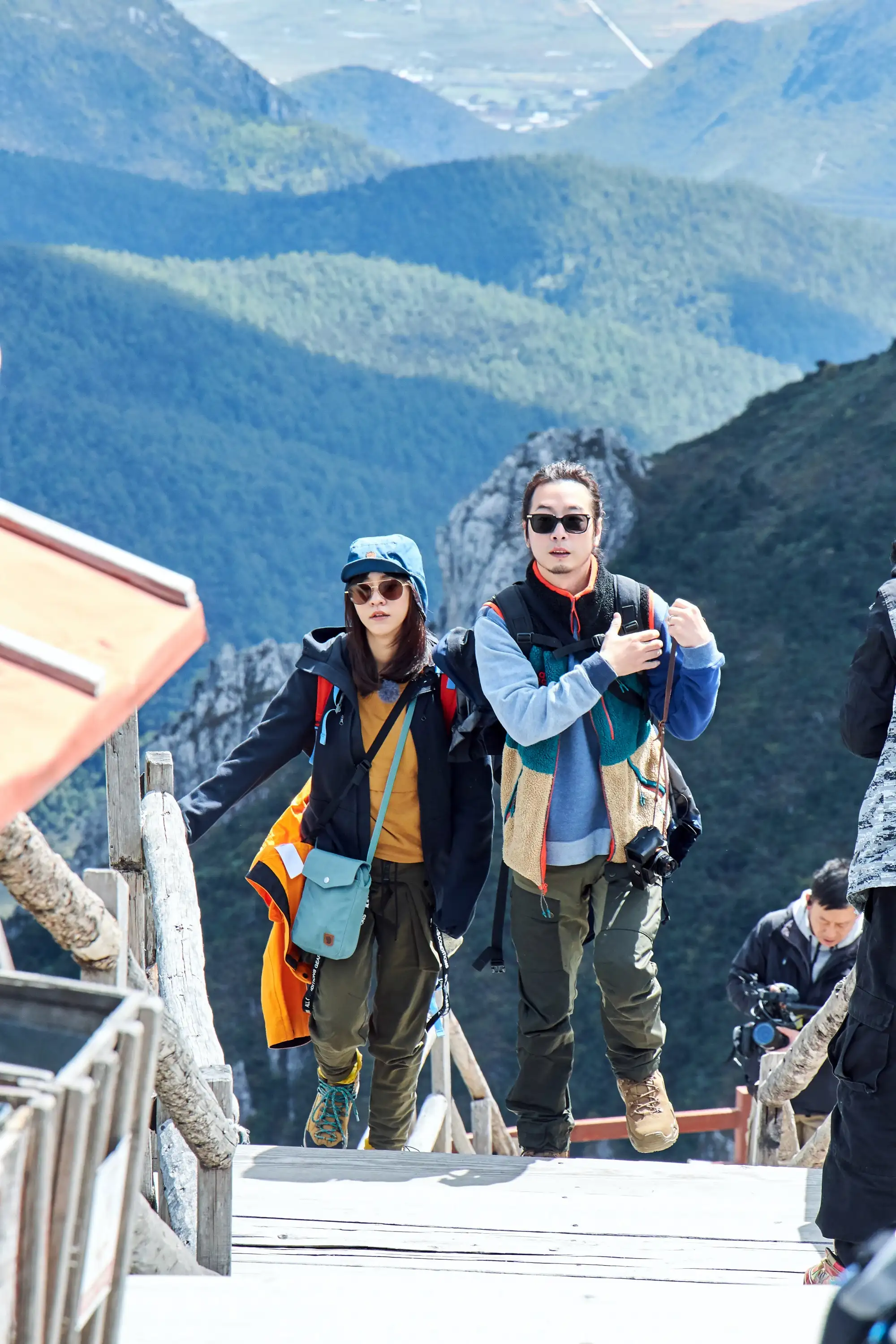 陳意涵(左)與老公許富翔赴香格里拉旅遊。(圖/虎鐵健身 X 器械皮拉提斯提供)