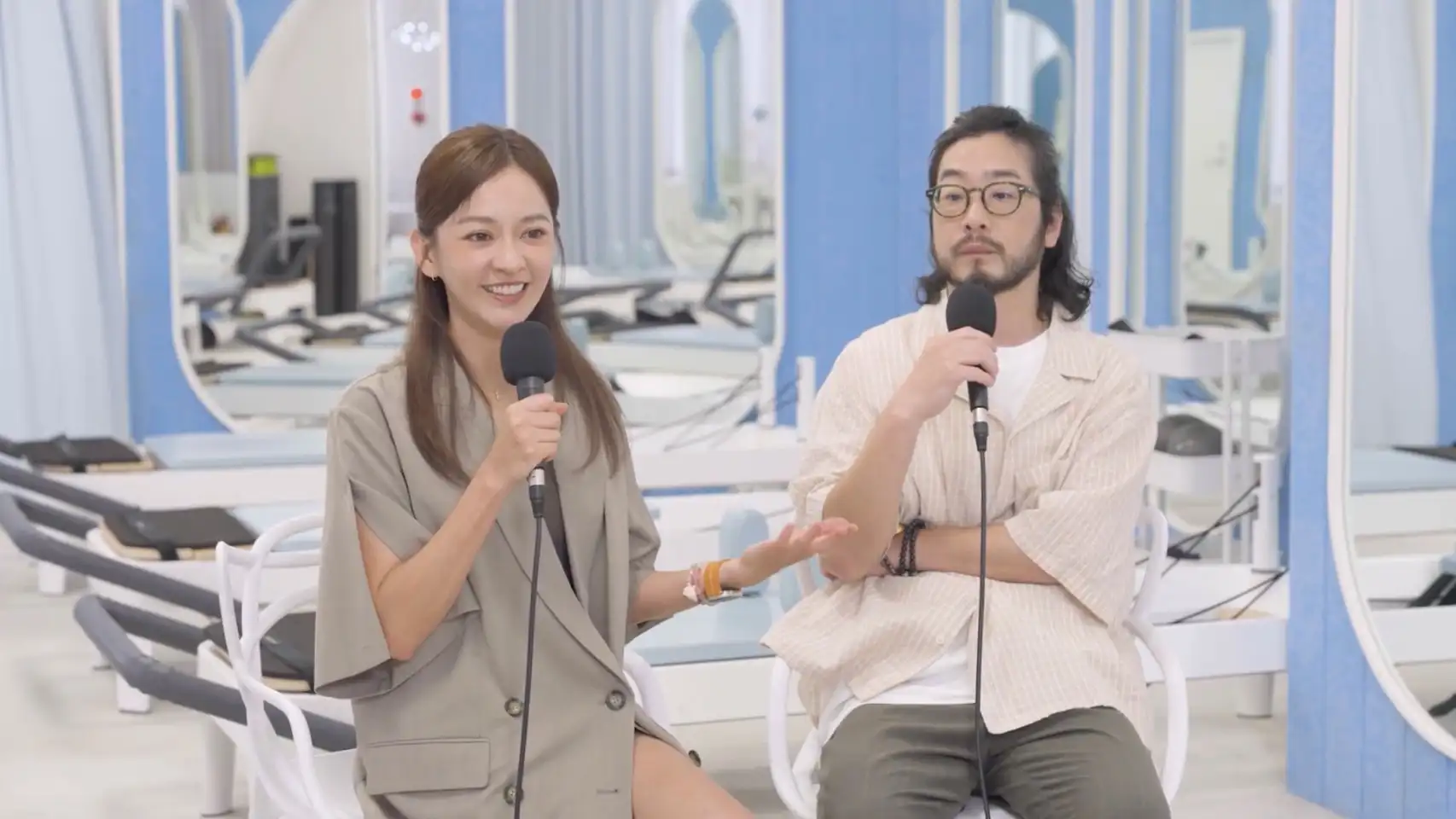 陳意涵(左)與老公許富翔上PODCAST節目。(圖/虎鐵健身 X 器械皮拉提斯提供)