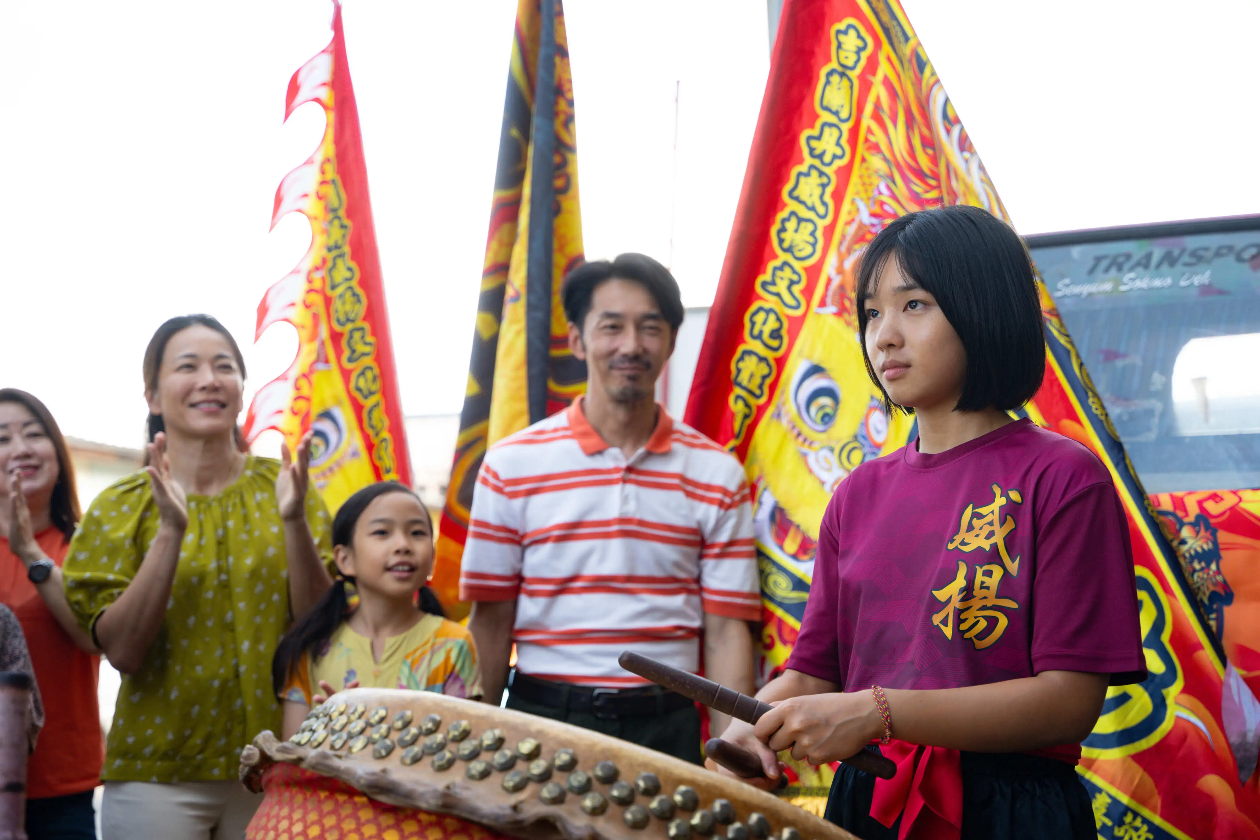 湯詠絮(右起)在《沙央》飾演醒獅鼓女孩珊珊,與李李仁、王愛玲飾演的父母有深刻情感交流。(圖/甲上提供)