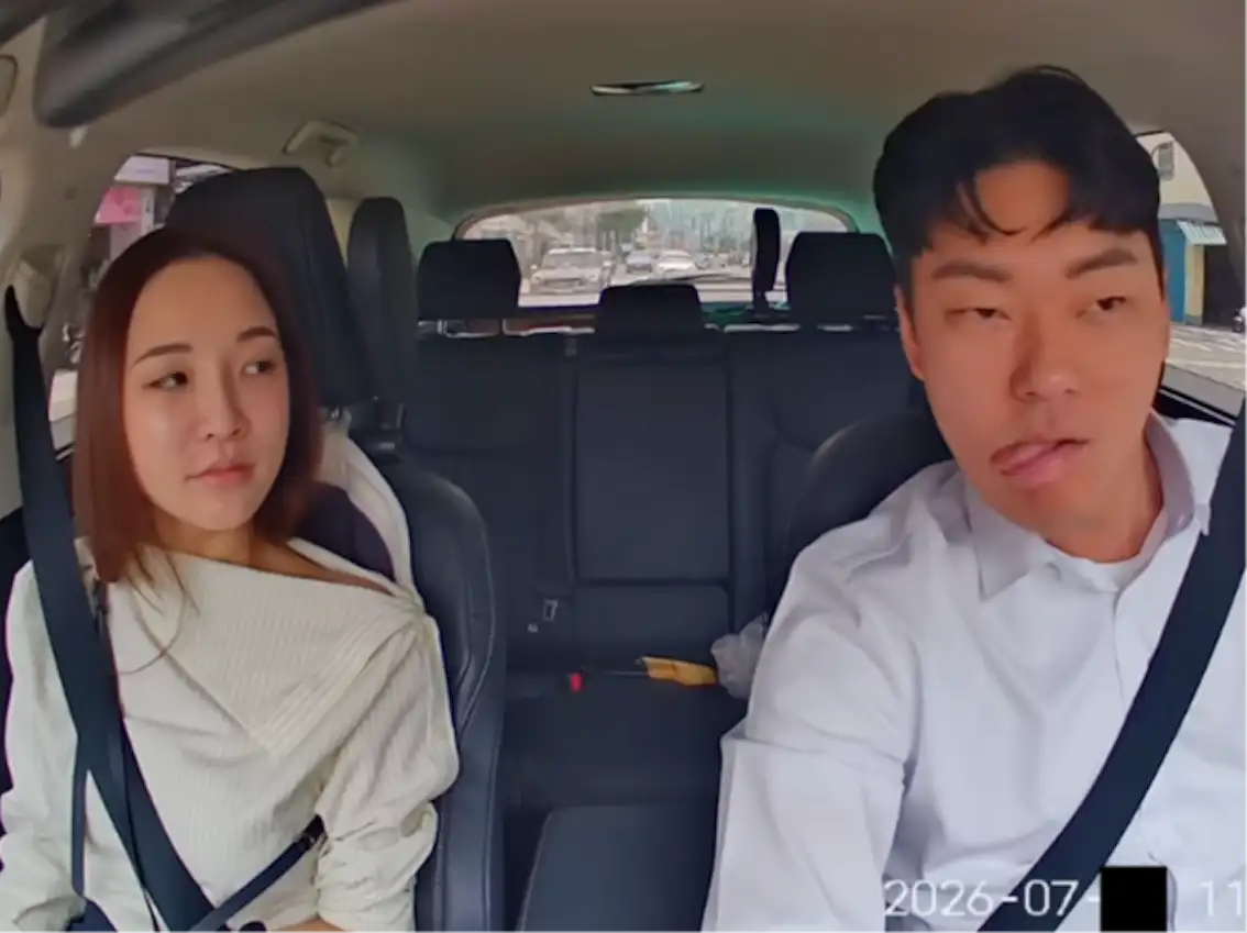 濱樺(右)常在車上和老婆欣欣吵架。(圖/翻攝濱樺IG)