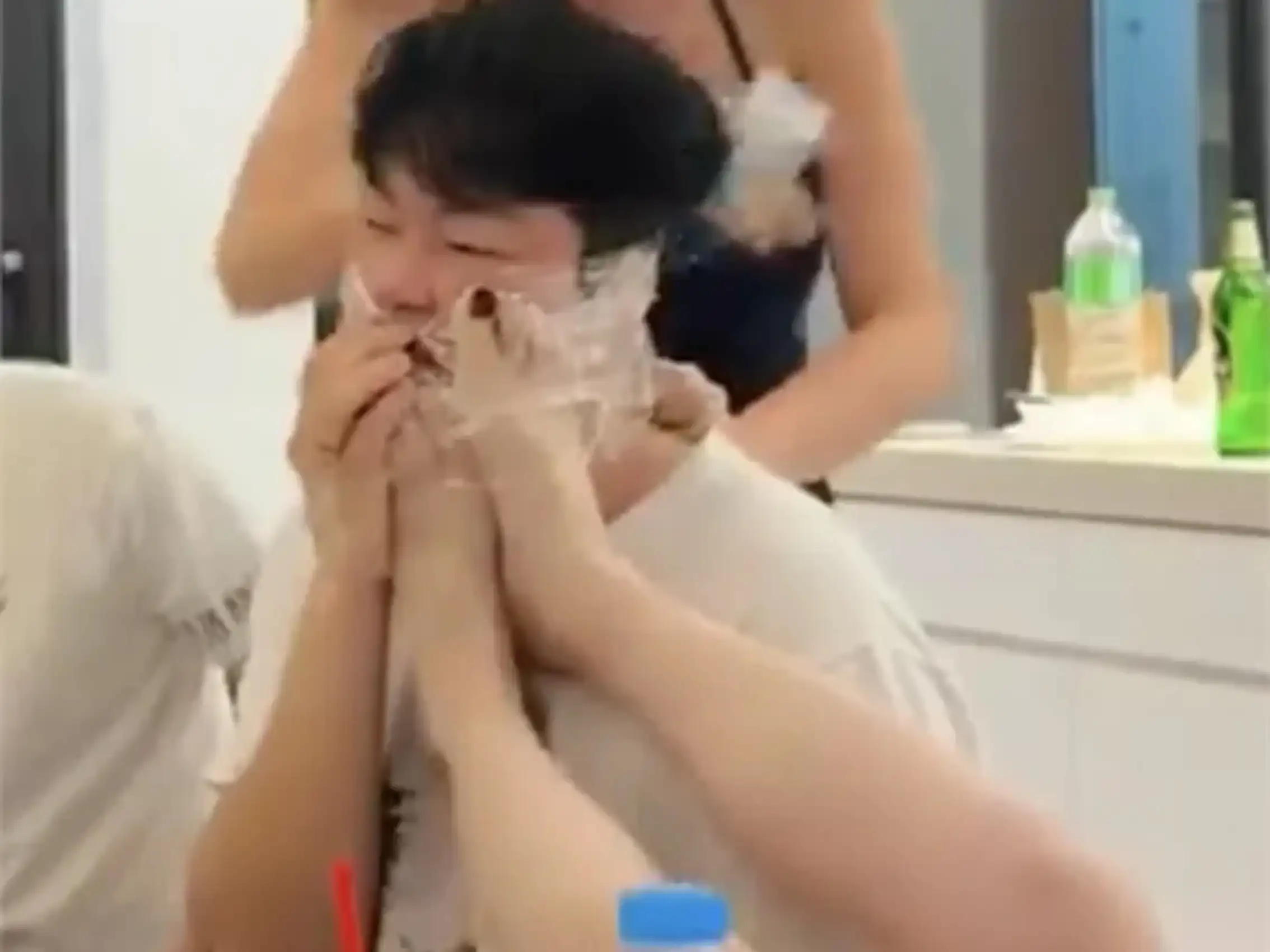 濱樺吃女生朋友的腳。(圖/翻攝網路)