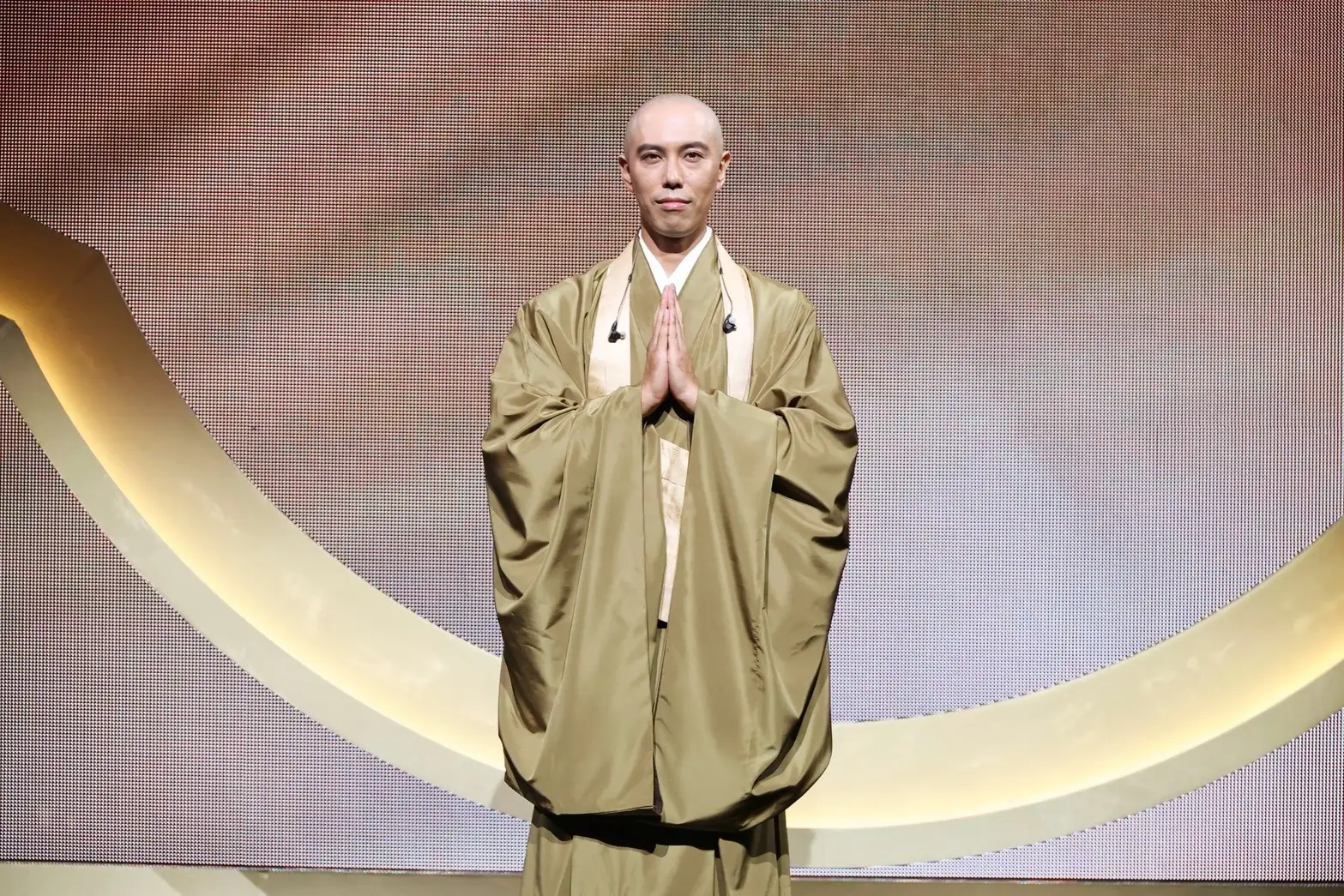 藥師寺寬邦雙手合十，阿彌陀佛。（圖／娛樂中心攝）