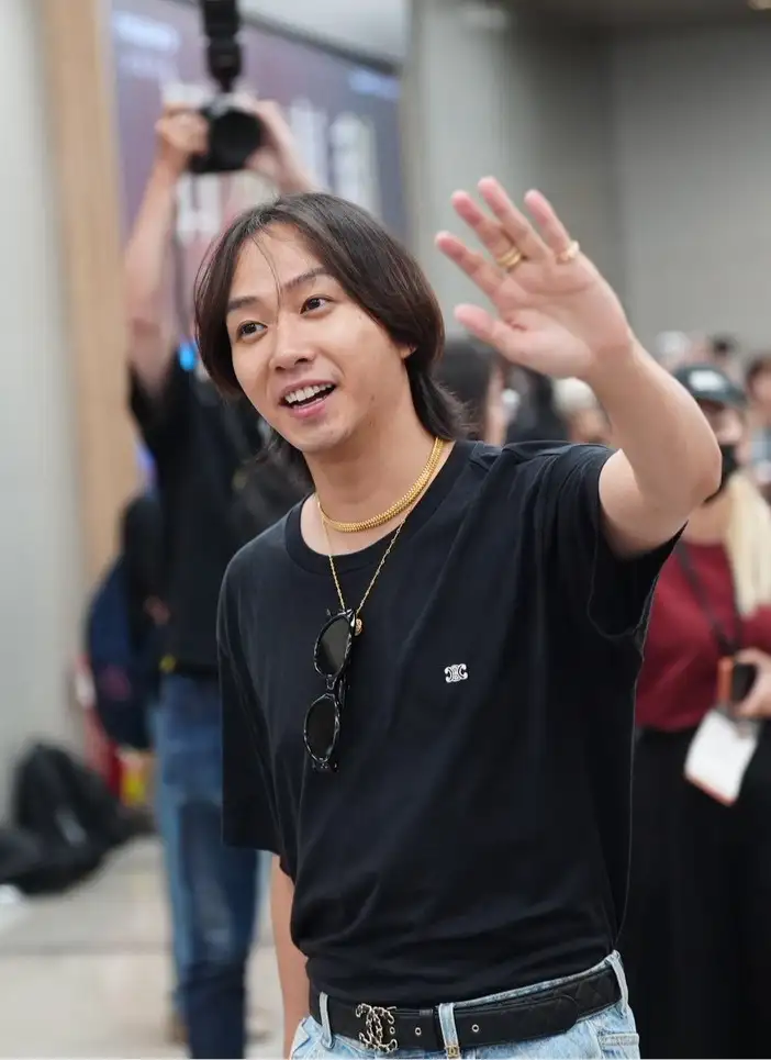 Travis Japan 中村海人熱情與粉絲揮手。(圖/記者陳明中攝)