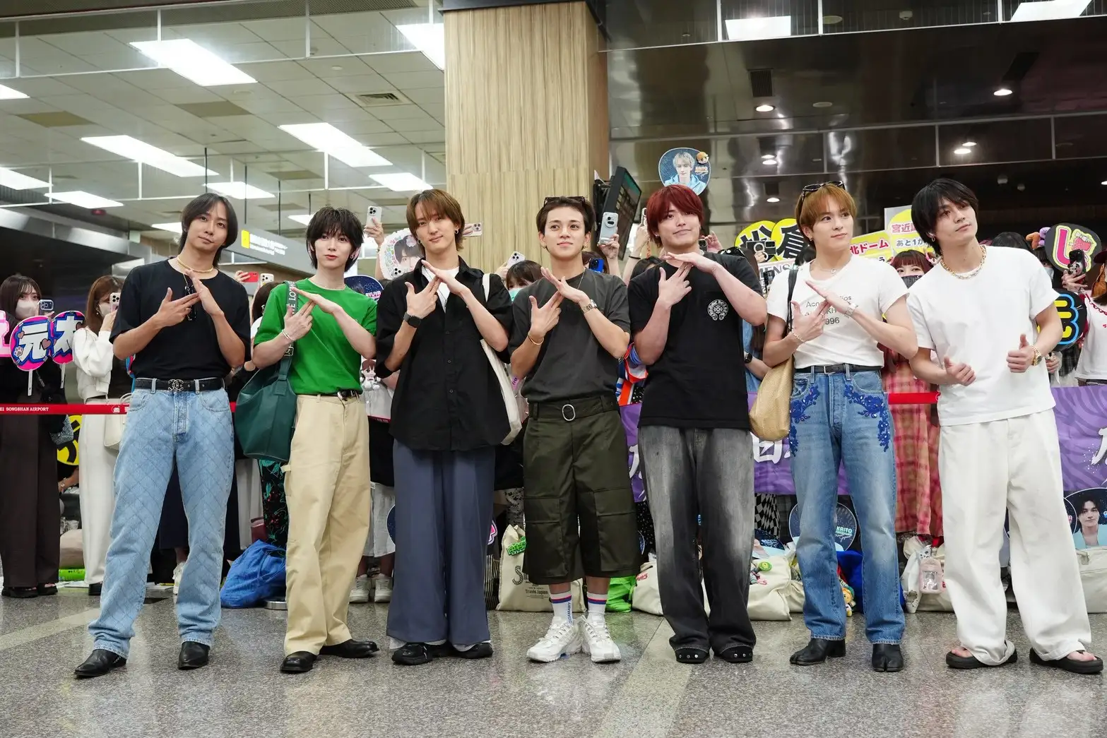 Travis Japan搭機抵台,中村海人(左起)、七五三掛龍也、川島如惠留、宮近海斗、吉澤閑也、松倉海斗、松田元太。(圖/記者陳明中攝)