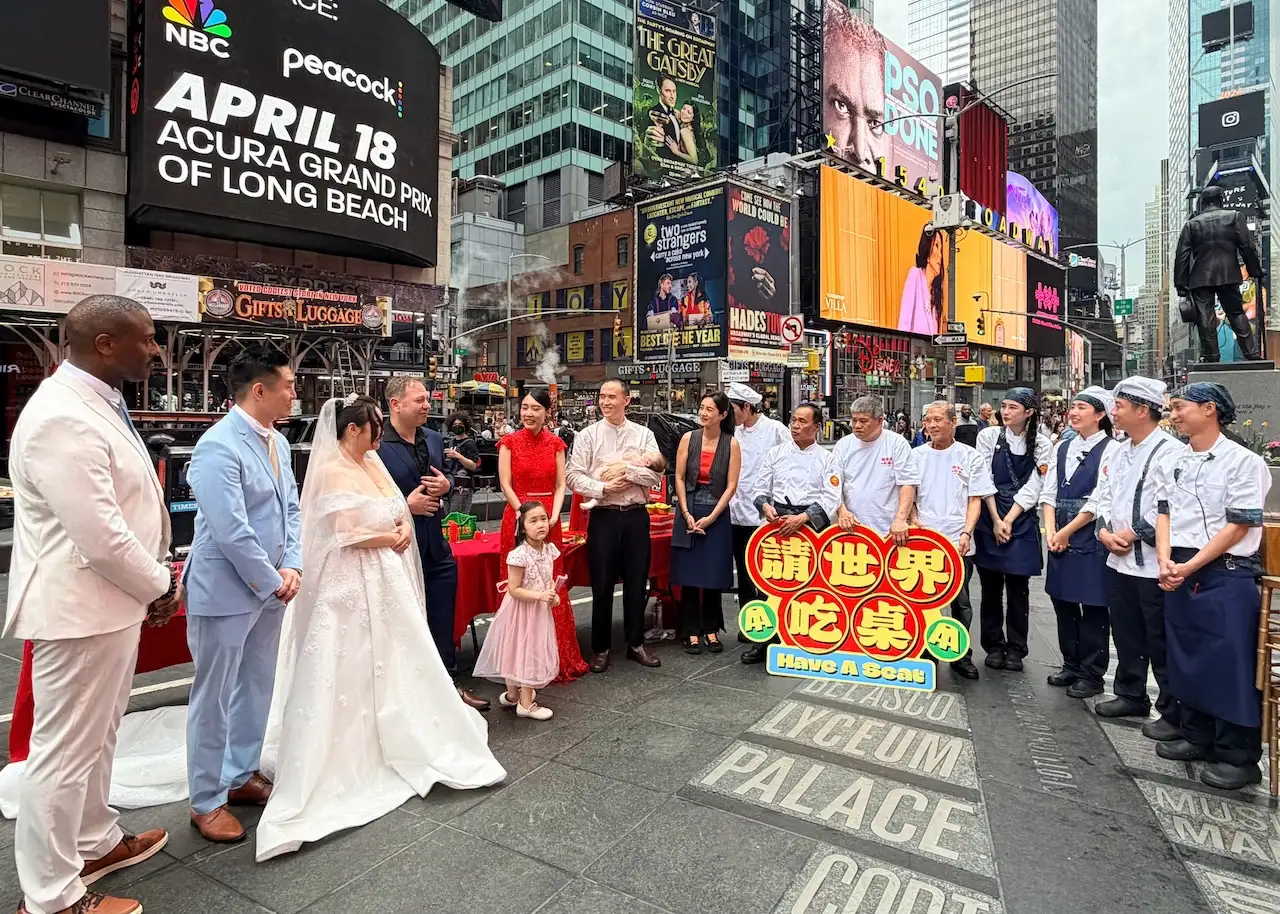 《請世界吃桌》在時代廣場上舉辦台式婚禮。(圖/三立提供)