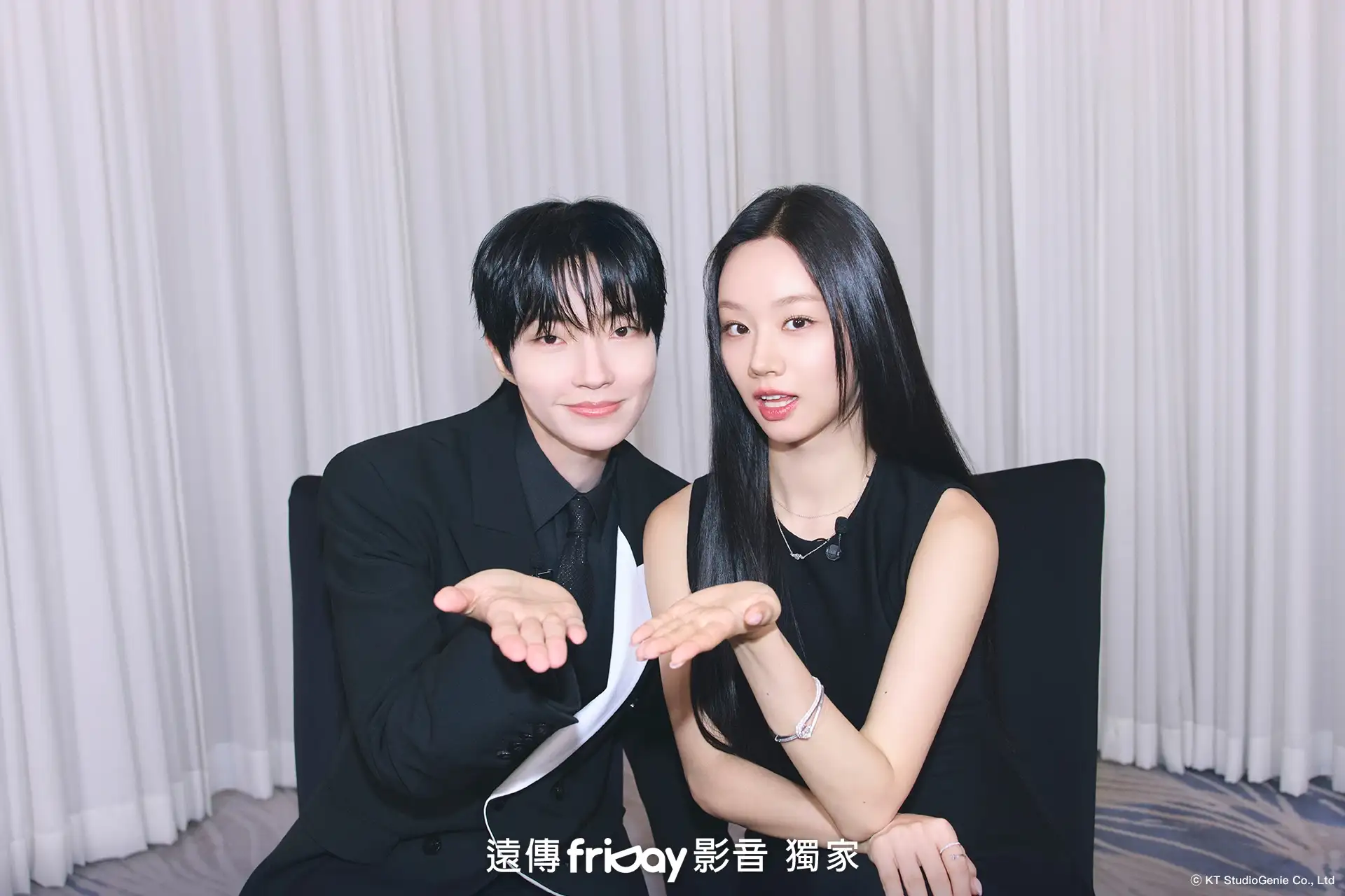 《給你夢想》男女主角黃寅燁、惠利向台粉打招呼。(圖/friDay影音提供)