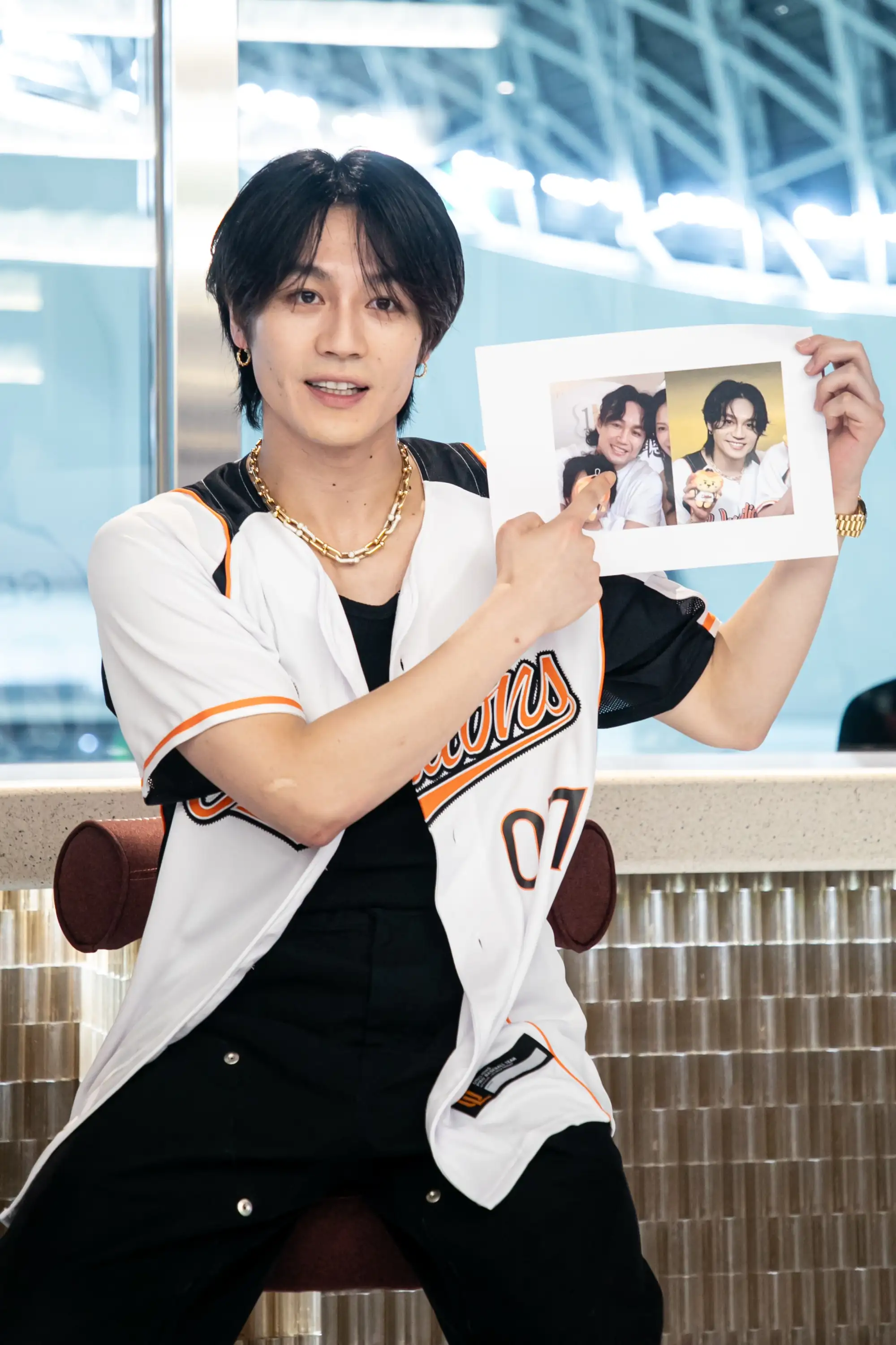 Travis Japan成員松田元太撞臉職棒選手潘傑楷。（圖／環球音樂提供）
