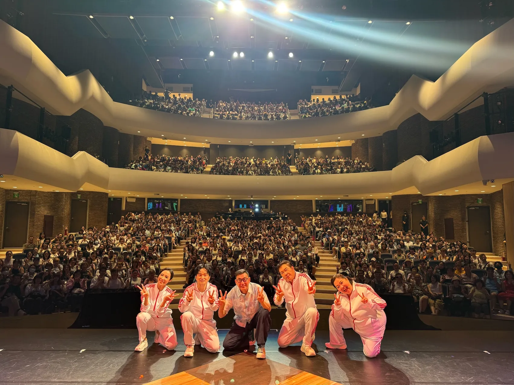 宋少卿(中)登台展現即興功力,演出後與四位主演及全場觀眾開心合照。(圖/英雄會文創劇團提供)