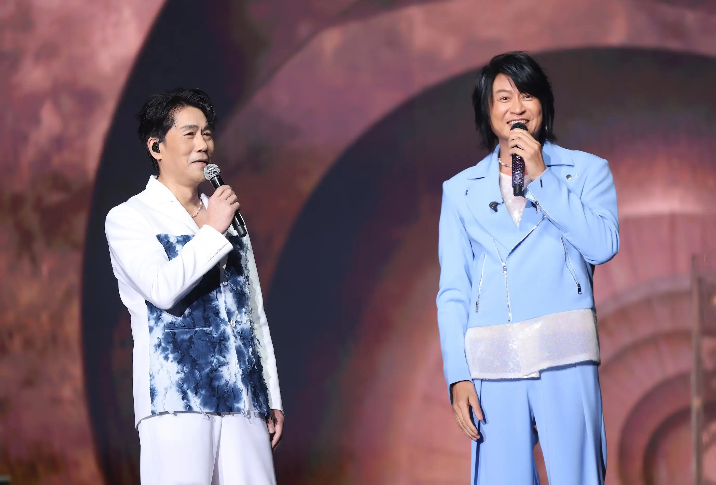 游鴻明開唱金曲歌王羅時豐現身擔任嘉賓,兩人合唱多首台語與華語組曲。(圖/寬宏藝術提供)