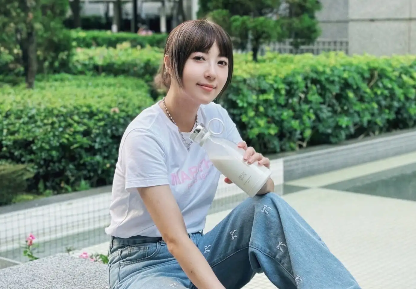藝人五熊(蔡頤榛)疑似破壞日本奈良藥師寺國寶「佛足石」在日本遭逮補。(圖/翻攝自臉書)