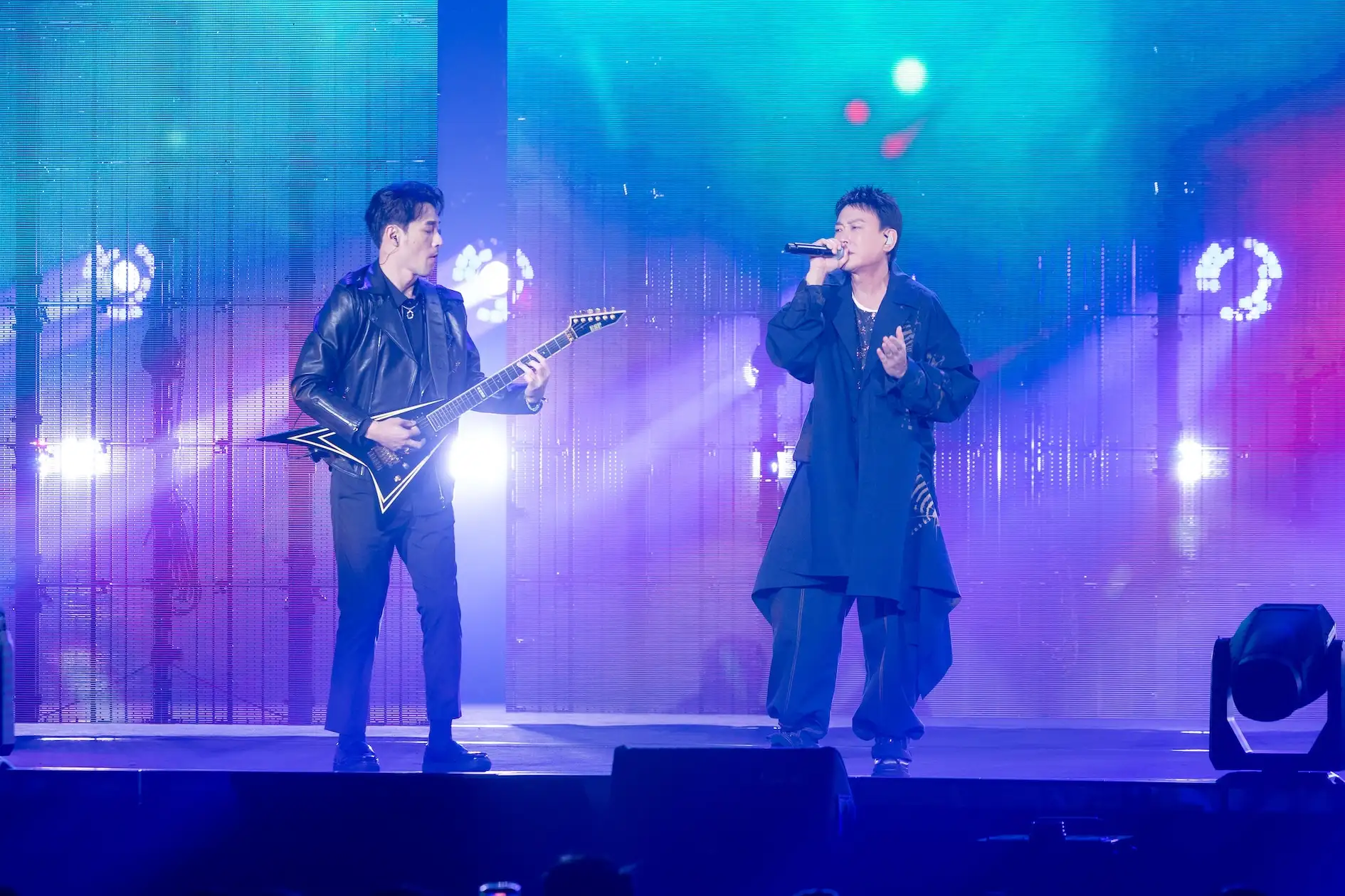 飾演北館「仁哥」的王識賢帥氣登場。(圖/曼尼娛樂提供)