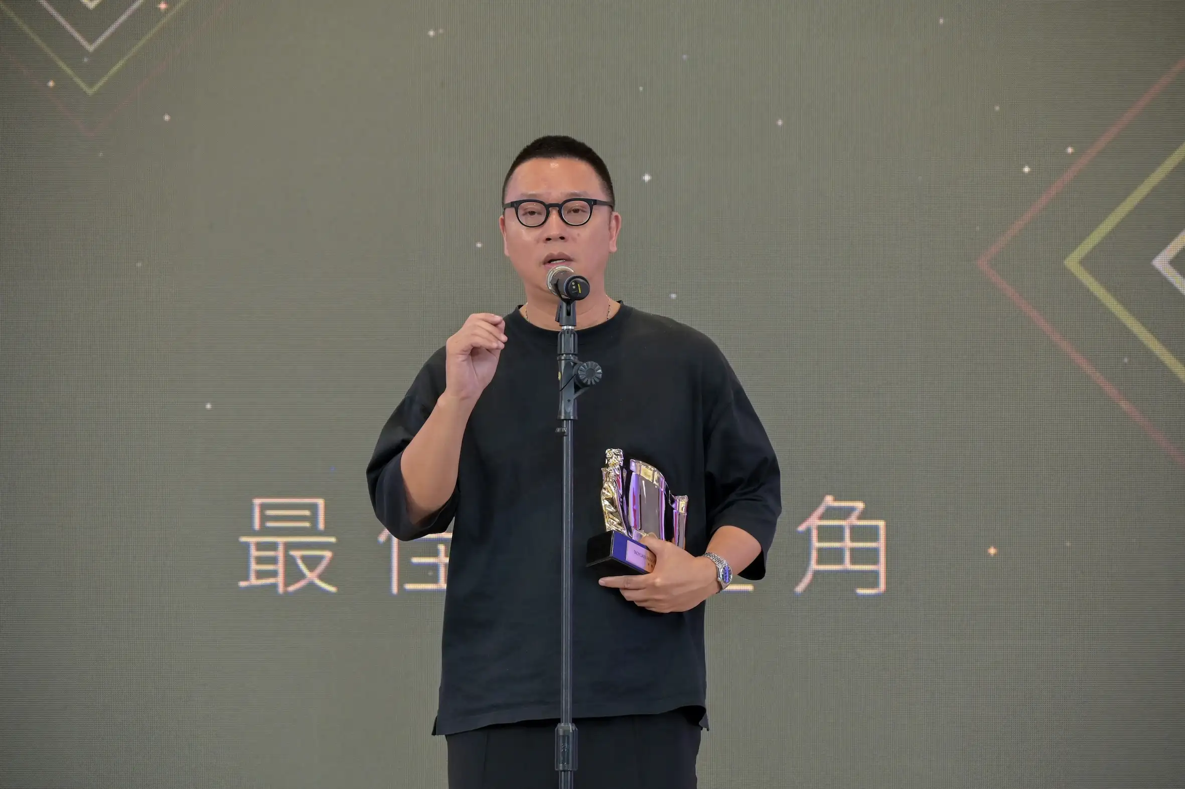 《深度安靜》沈可尚不僅奪得最佳導演,展現出沉穩留白與精微調度的藝術功力,並與陸欣芷共同拿下最佳編劇。(圖/桃園電影節提供)