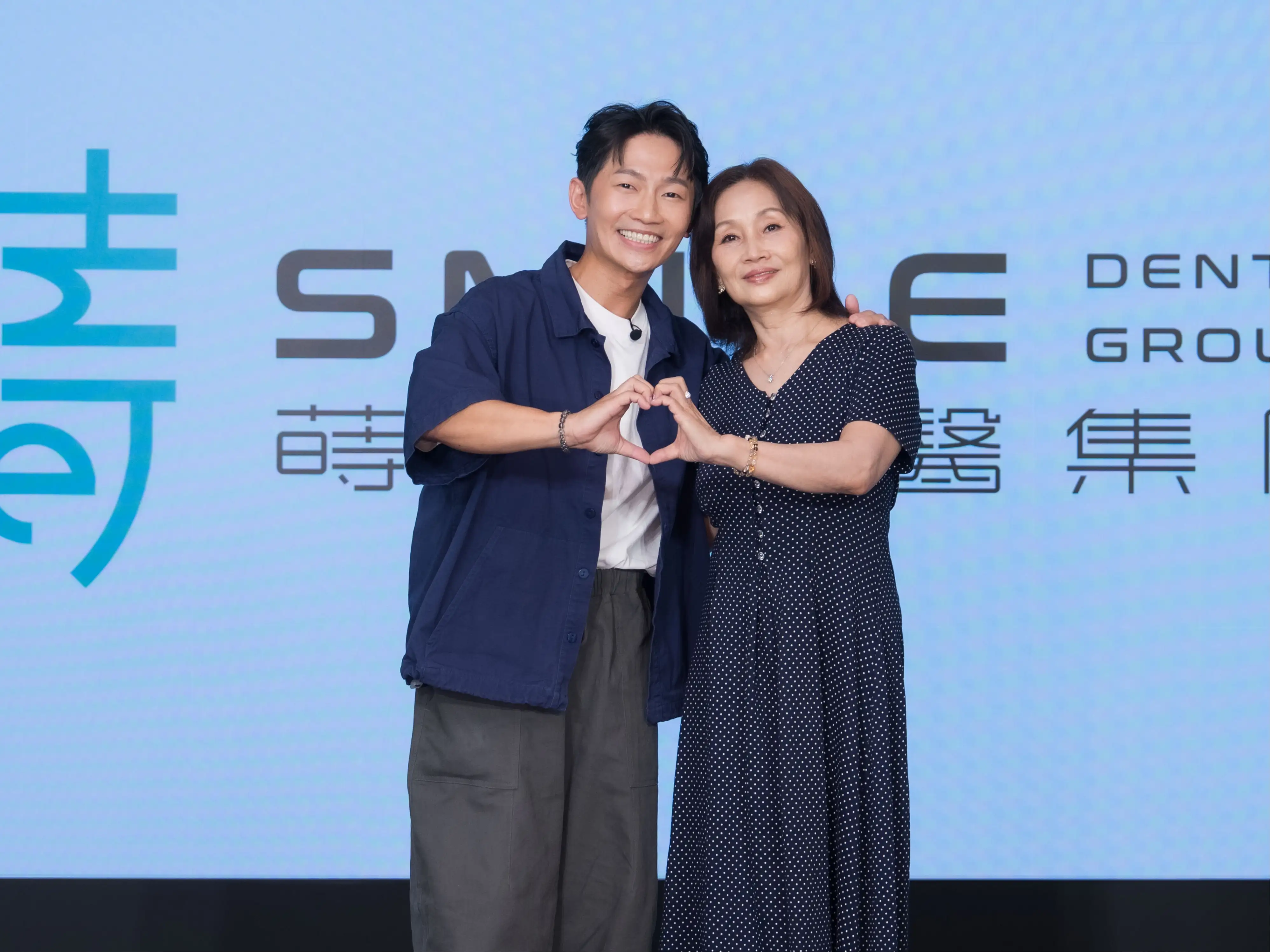蔡昌憲(左)是媽媽的小寶貝。(圖/蒔美牙醫集團提供)