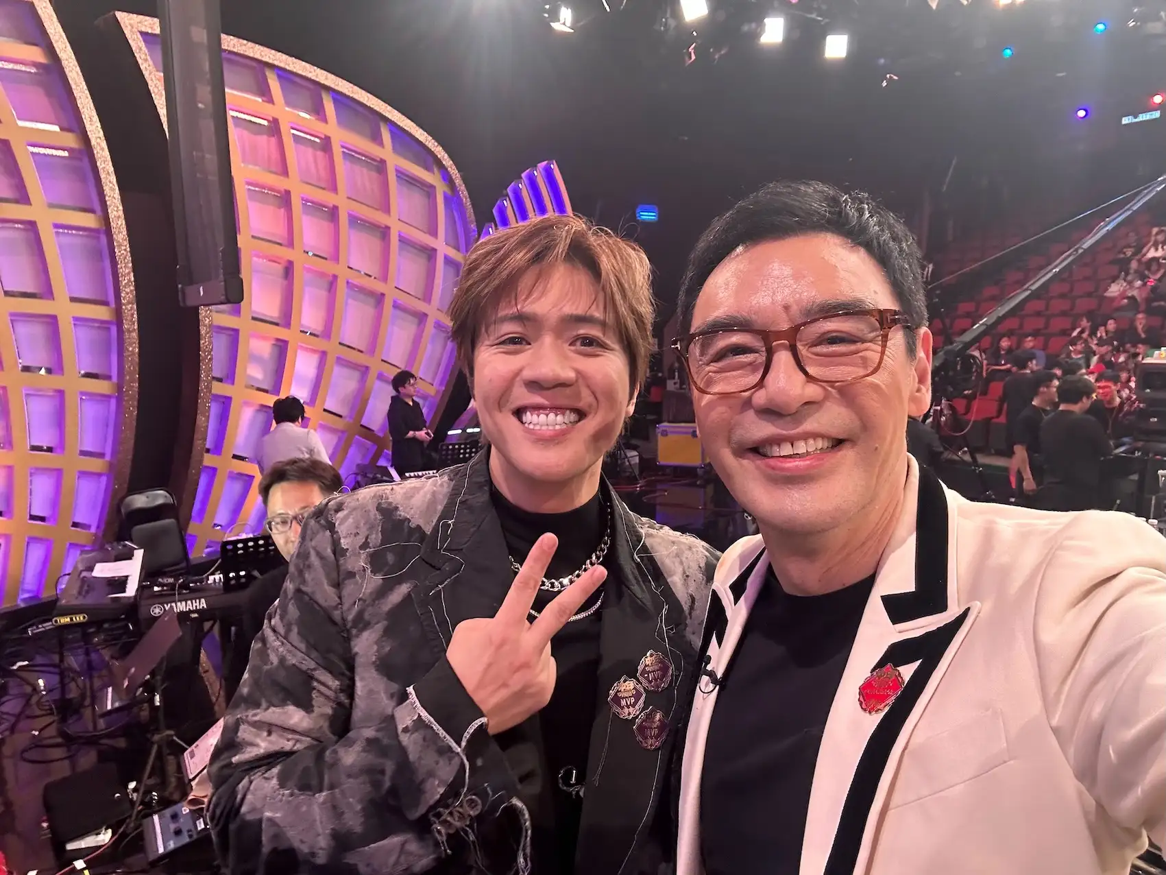 歌手吳亦偉參加香港《中年好聲音4》節目成功晉級10強;右為鍾鎮濤。(圖/吳亦偉提供)
