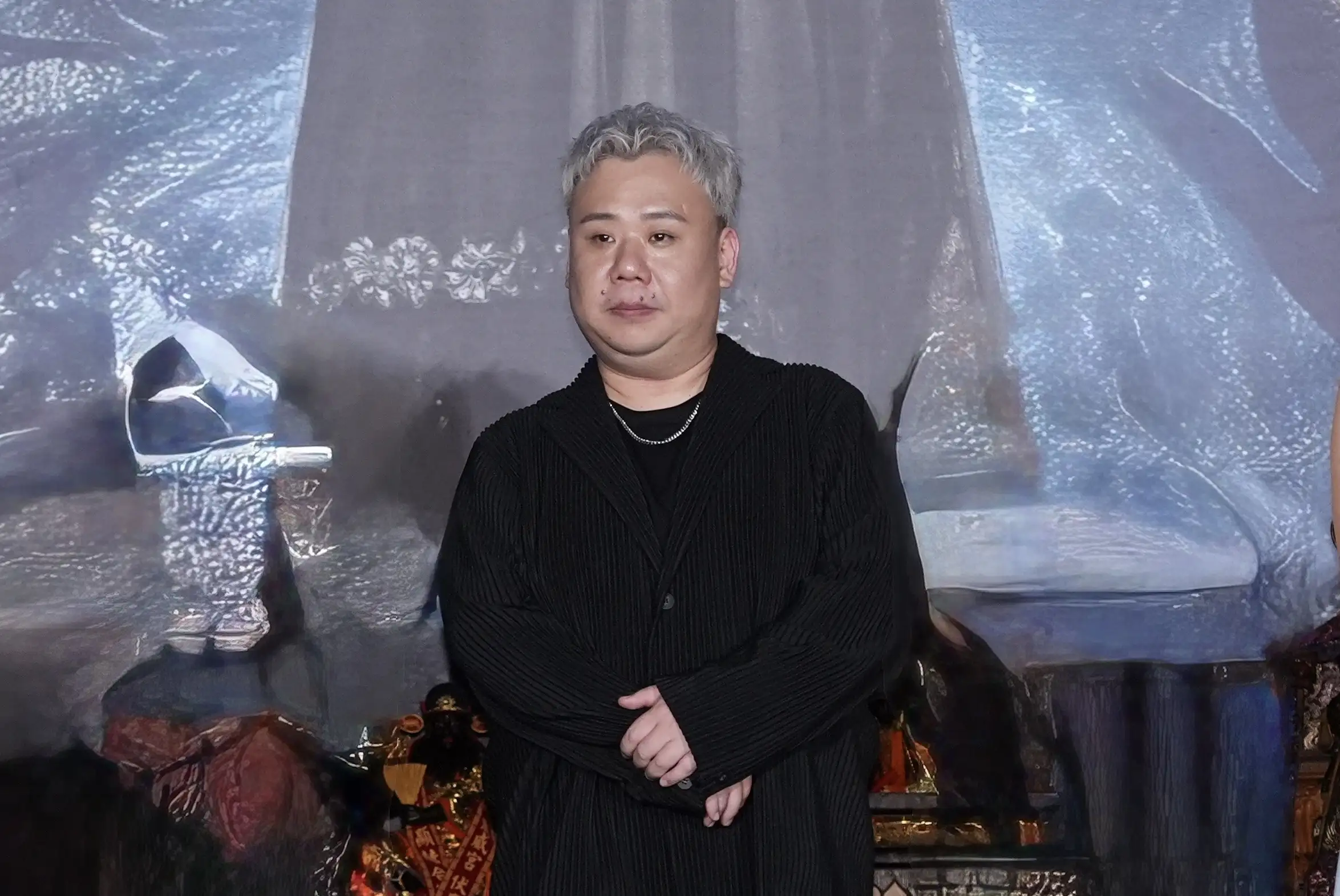 劉國劭(左一)拍《粽邪4》狂撞鬼。(圖/記者許方正攝)
