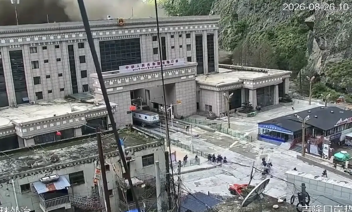 西藏土石流影片曝光。(圖/翻攝微博)